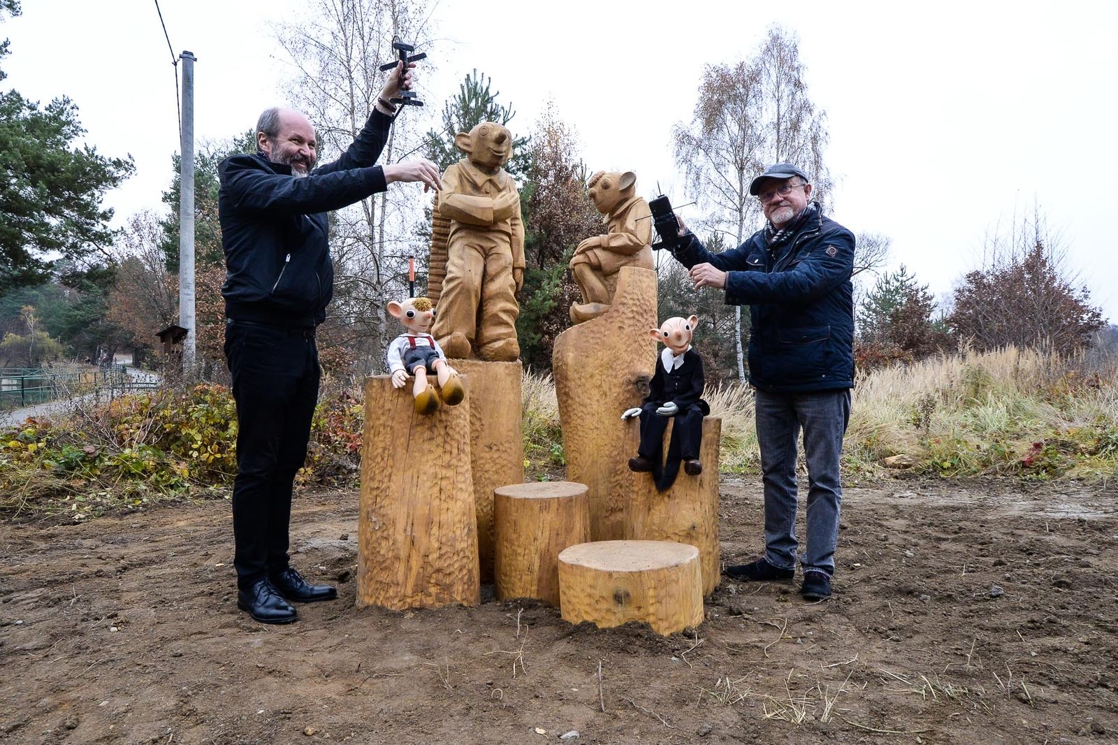 Spejbl a Hurvínek provedou děti i dospělé okolím boleveckých rybníků (foto: M. Pecuch, 16.11.2021)