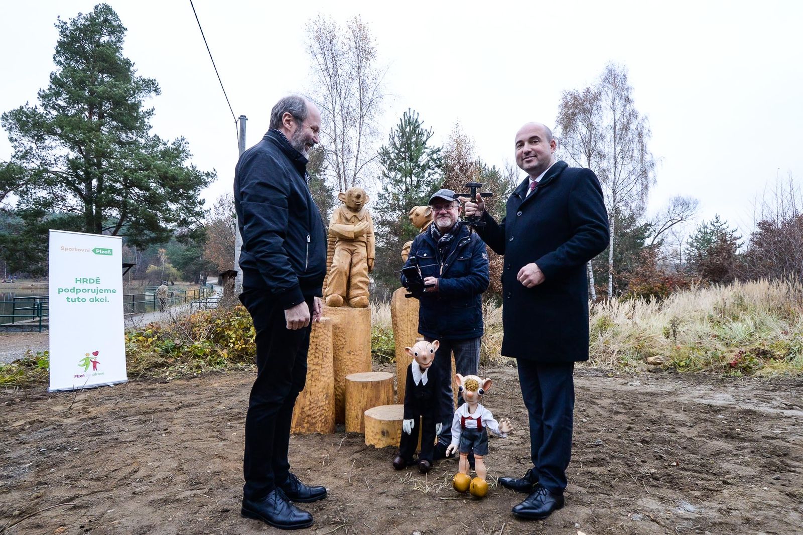 Spejbl a Hurvínek provedou děti i dospělé okolím boleveckých rybníků (foto: M. Pecuch, 16.11.2021)