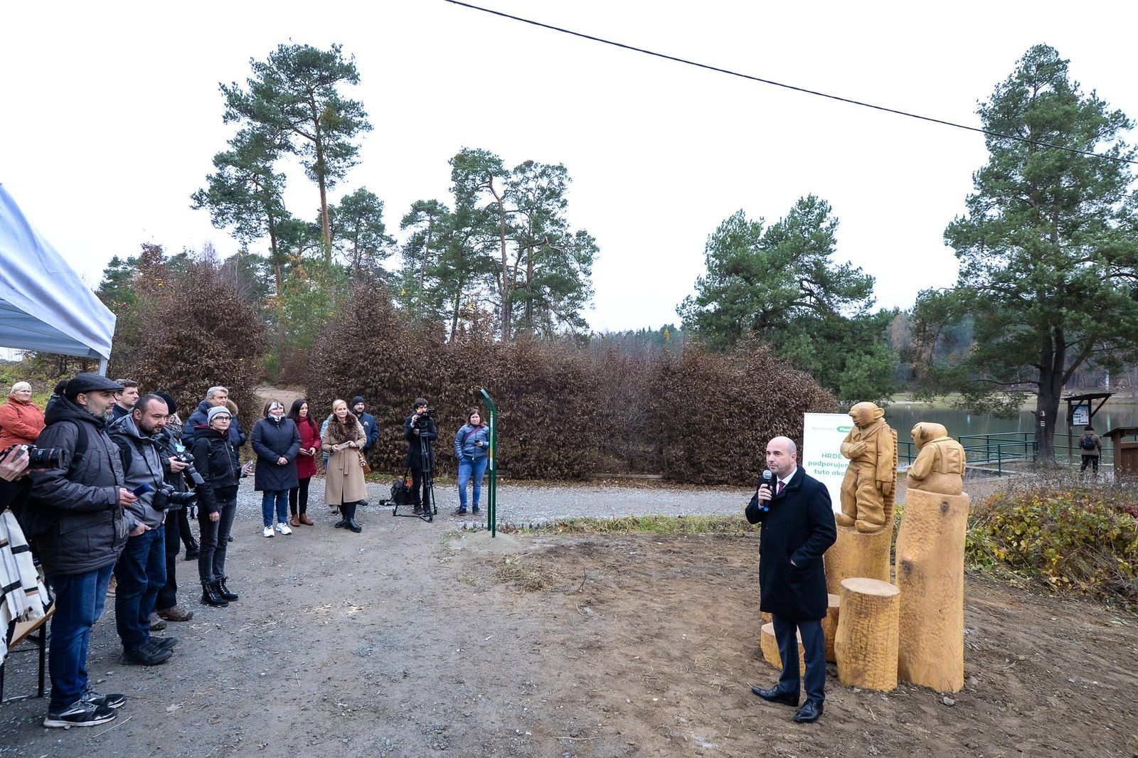 Spejbl a Hurvínek provedou děti i dospělé okolím boleveckých rybníků (foto: M. Pecuch, 16.11.2021)