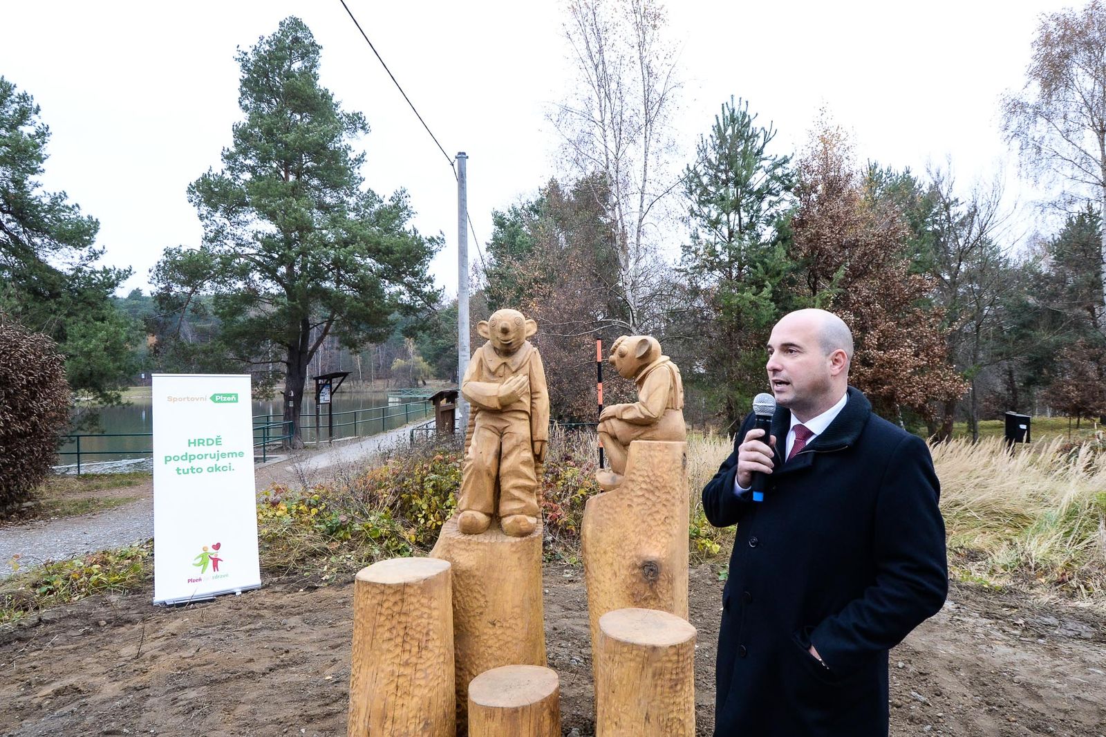 Spejbl a Hurvínek provedou děti i dospělé okolím boleveckých rybníků (foto: M. Pecuch, 16.11.2021)
