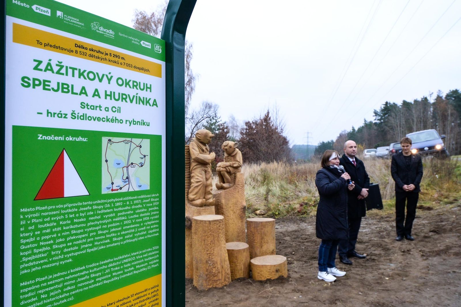 Spejbl a Hurvínek provedou děti i dospělé okolím boleveckých rybníků (foto: M. Pecuch, 16.11.2021)