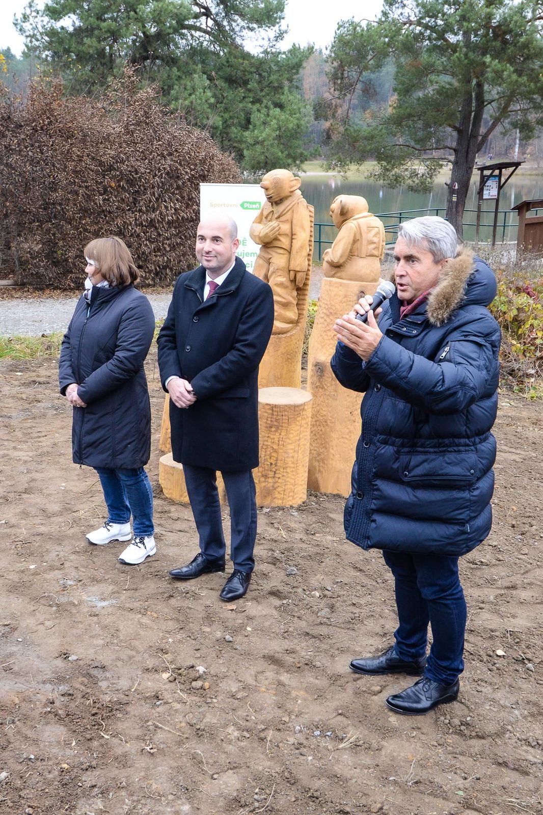Spejbl a Hurvínek provedou děti i dospělé okolím boleveckých rybníků (foto: M. Pecuch, 16.11.2021)