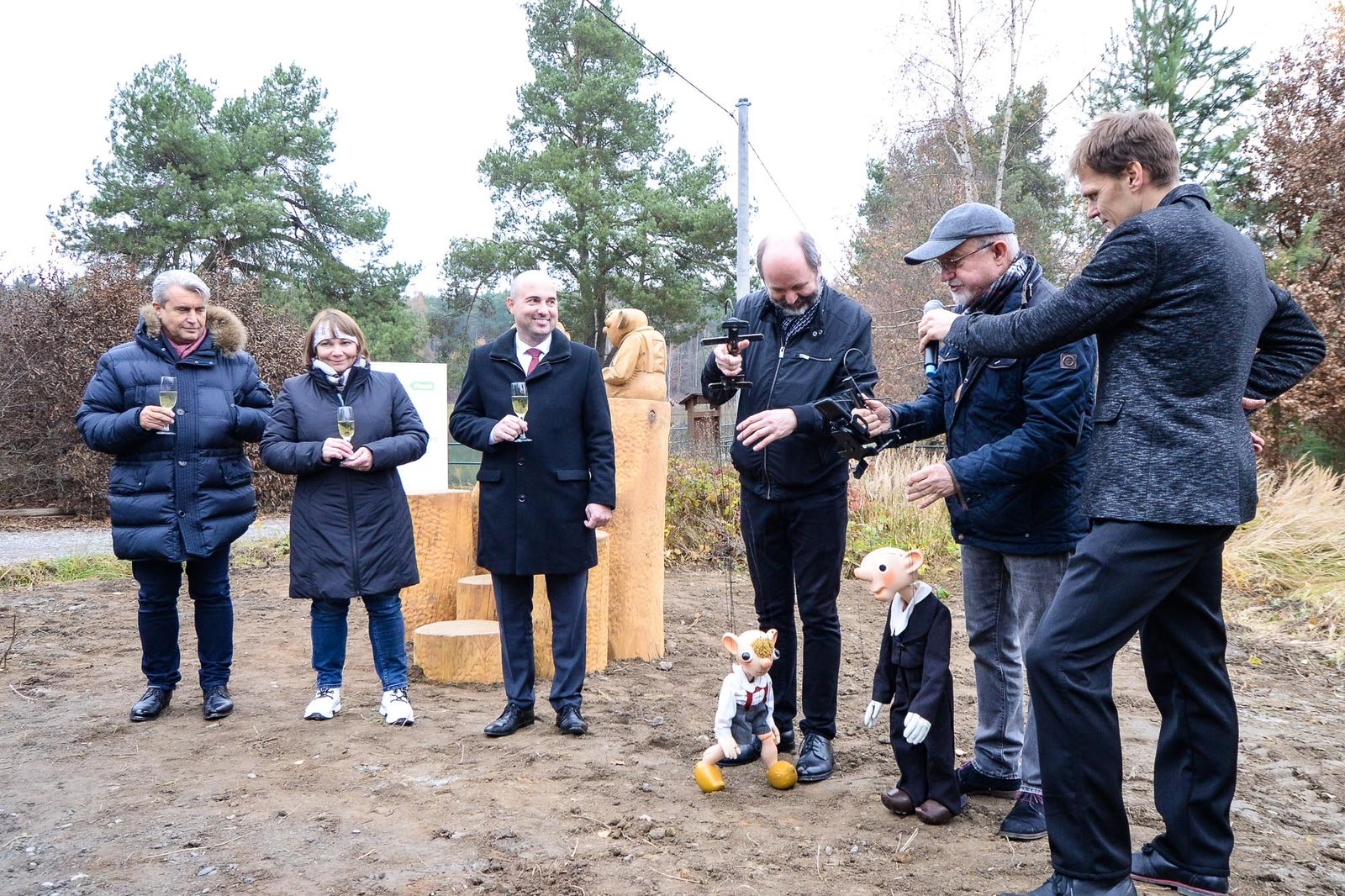 Spejbl a Hurvínek provedou děti i dospělé okolím boleveckých rybníků (foto: M. Pecuch, 16.11.2021)
