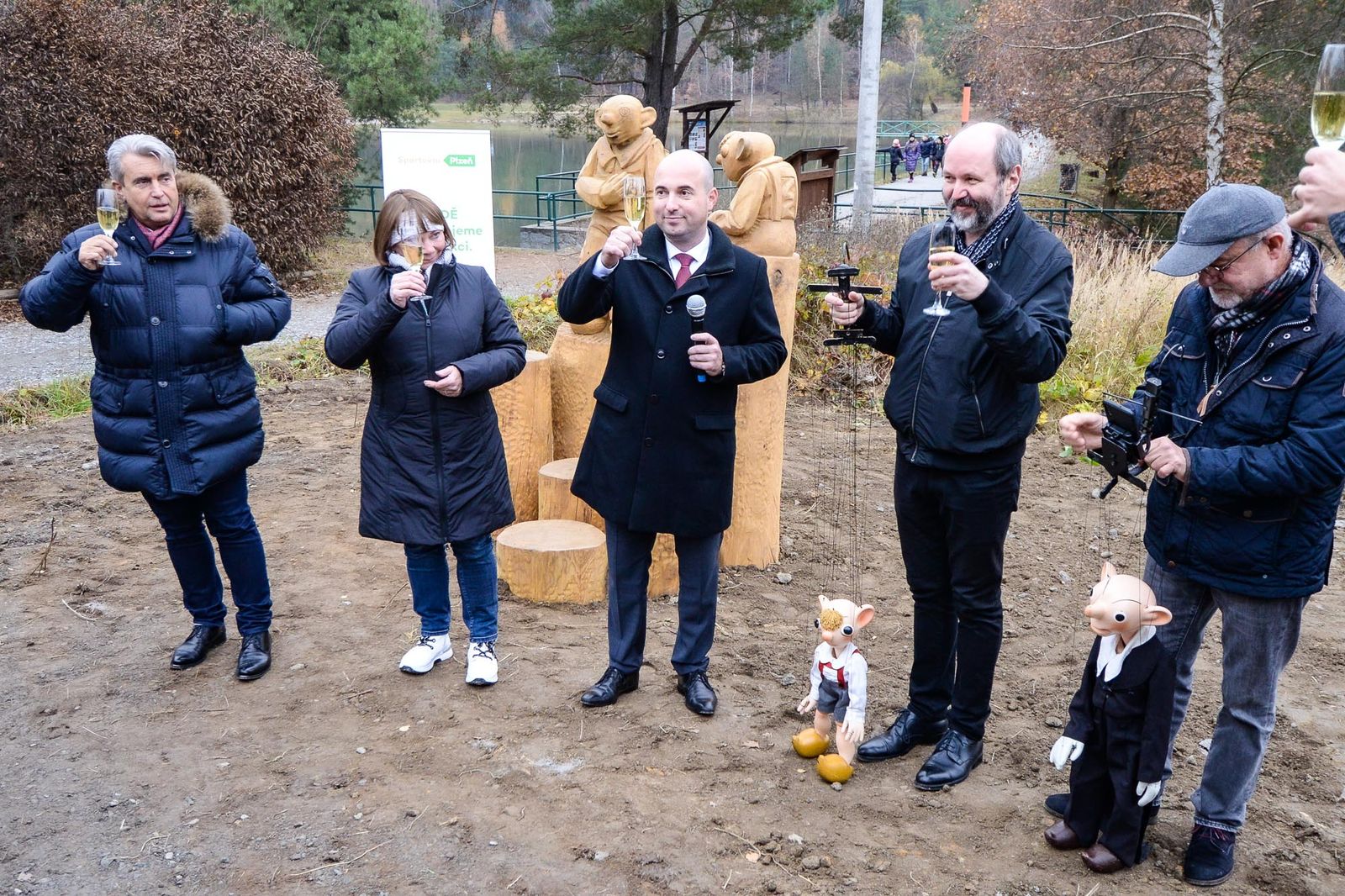 Spejbl a Hurvínek provedou děti i dospělé okolím boleveckých rybníků (foto: M. Pecuch, 16.11.2021)