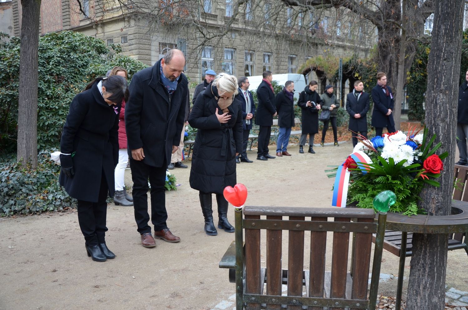 U Lavičky Václava Havla v Šafaříkových sadech a následně u Památníku obětem komunistického teroru na Anglickém nábřeží si město Plzeň připomnělo události 17. listopadu z let 1939 a 1989. Plzeň se v letošním roce připojila k výzvě neziskové organizace Díky, že můžem! a přesně v 17:11 hodin se rozsvítily významné plzeňské budovy a místa v barvách české trikolóry. Do modré, červené a bílé barvy se zbarvila plzeňská radnice, zeď v Mlýnské strouze, budova plzeňské konzervatoře, Měšťanská beseda, Nové divadlo DJKT, historická brána Plzeňského Prazdroje, řada středních škol a gymnázií nebo DEPO2015. (foto: E.Kriegerová/R.Muchka 17.11.2021)