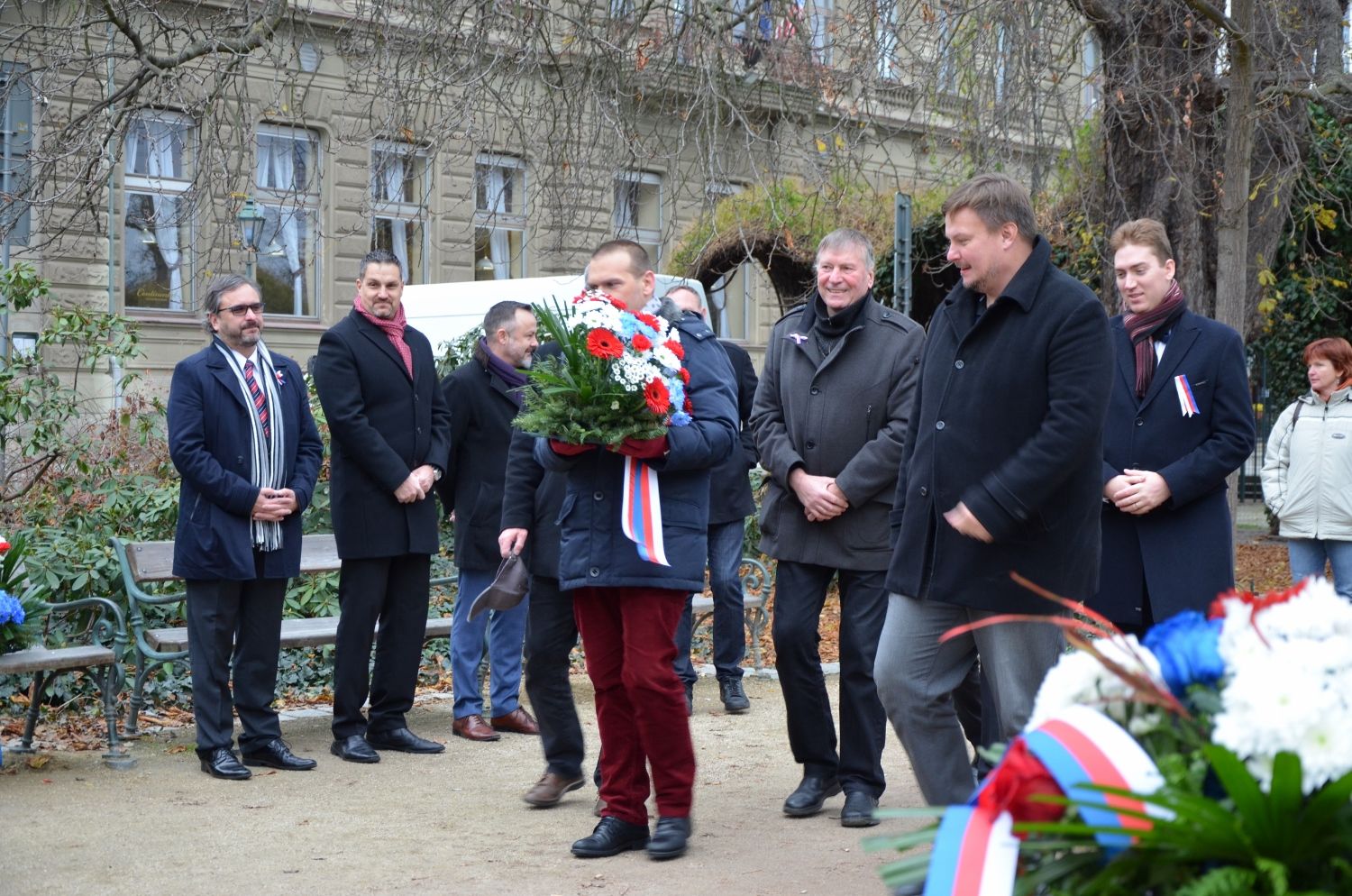 U Lavičky Václava Havla v Šafaříkových sadech a následně u Památníku obětem komunistického teroru na Anglickém nábřeží si město Plzeň připomnělo události 17. listopadu z let 1939 a 1989. Plzeň se v letošním roce připojila k výzvě neziskové organizace Díky, že můžem! a přesně v 17:11 hodin se rozsvítily významné plzeňské budovy a místa v barvách české trikolóry. Do modré, červené a bílé barvy se zbarvila plzeňská radnice, zeď v Mlýnské strouze, budova plzeňské konzervatoře, Měšťanská beseda, Nové divadlo DJKT, historická brána Plzeňského Prazdroje, řada středních škol a gymnázií nebo DEPO2015. (foto: E.Kriegerová/R.Muchka 17.11.2021)