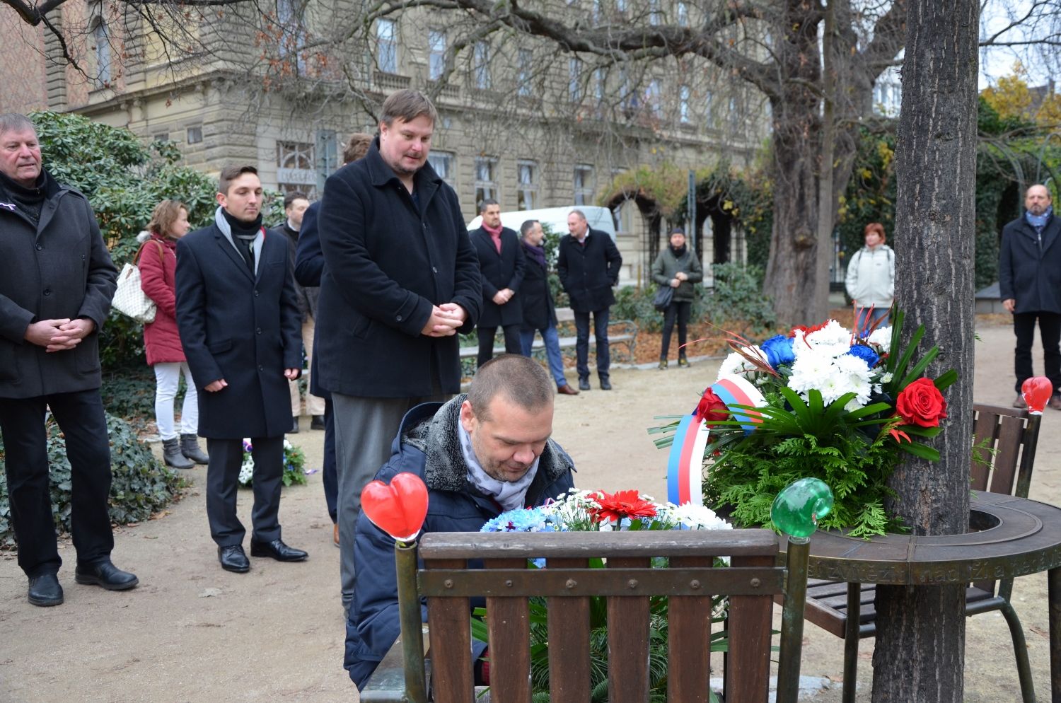 U Lavičky Václava Havla v Šafaříkových sadech a následně u Památníku obětem komunistického teroru na Anglickém nábřeží si město Plzeň připomnělo události 17. listopadu z let 1939 a 1989. Plzeň se v letošním roce připojila k výzvě neziskové organizace Díky, že můžem! a přesně v 17:11 hodin se rozsvítily významné plzeňské budovy a místa v barvách české trikolóry. Do modré, červené a bílé barvy se zbarvila plzeňská radnice, zeď v Mlýnské strouze, budova plzeňské konzervatoře, Měšťanská beseda, Nové divadlo DJKT, historická brána Plzeňského Prazdroje, řada středních škol a gymnázií nebo DEPO2015. (foto: E.Kriegerová/R.Muchka 17.11.2021)