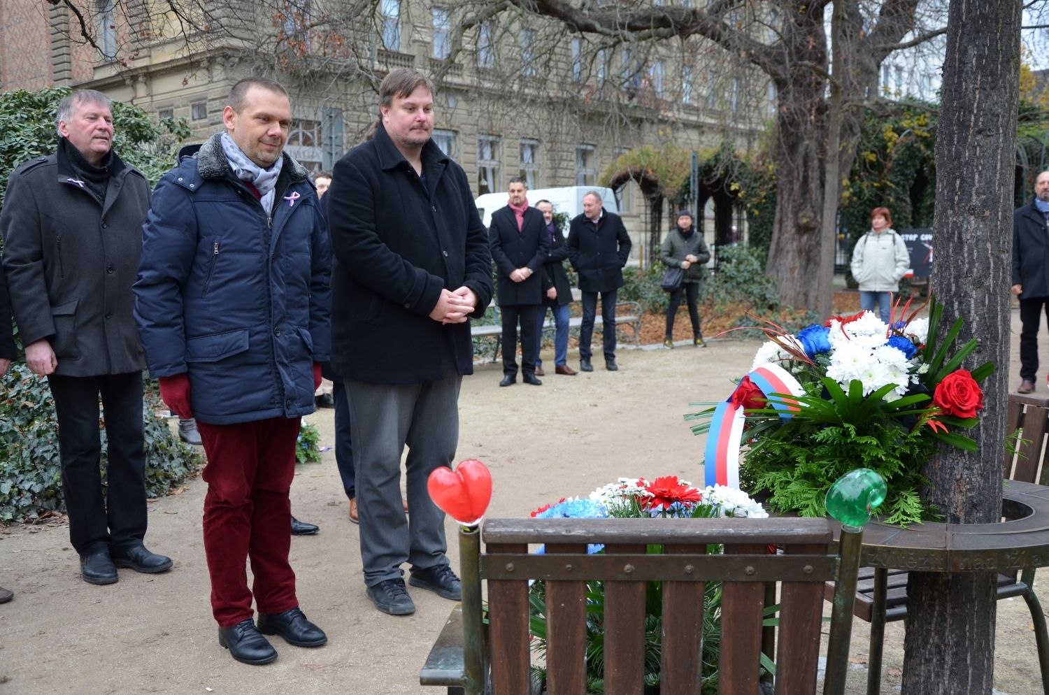 U Lavičky Václava Havla v Šafaříkových sadech a následně u Památníku obětem komunistického teroru na Anglickém nábřeží si město Plzeň připomnělo události 17. listopadu z let 1939 a 1989. Plzeň se v letošním roce připojila k výzvě neziskové organizace Díky, že můžem! a přesně v 17:11 hodin se rozsvítily významné plzeňské budovy a místa v barvách české trikolóry. Do modré, červené a bílé barvy se zbarvila plzeňská radnice, zeď v Mlýnské strouze, budova plzeňské konzervatoře, Měšťanská beseda, Nové divadlo DJKT, historická brána Plzeňského Prazdroje, řada středních škol a gymnázií nebo DEPO2015. (foto: E.Kriegerová/R.Muchka 17.11.2021)