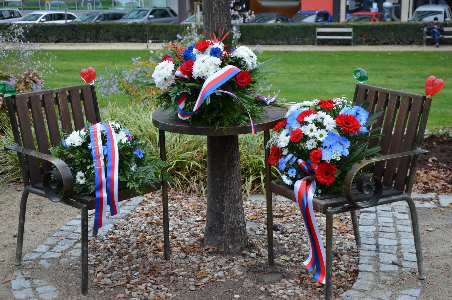 U Lavičky Václava Havla v Šafaříkových sadech a následně u Památníku obětem komunistického teroru na Anglickém nábřeží si město Plzeň připomnělo události 17. listopadu z let 1939 a 1989. Plzeň se v letošním roce připojila k výzvě neziskové organizace Díky, že můžem! a přesně v 17:11 hodin se rozsvítily významné plzeňské budovy a místa v barvách české trikolóry. Do modré, červené a bílé barvy se zbarvila plzeňská radnice, zeď v Mlýnské strouze, budova plzeňské konzervatoře, Měšťanská beseda, Nové divadlo DJKT, historická brána Plzeňského Prazdroje, řada středních škol a gymnázií nebo DEPO2015. (foto: E.Kriegerová/R.Muchka 17.11.2021)