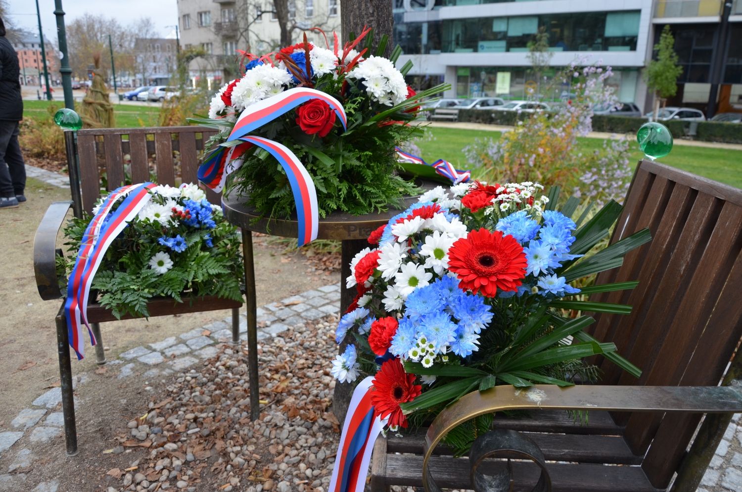U Lavičky Václava Havla v Šafaříkových sadech a následně u Památníku obětem komunistického teroru na Anglickém nábřeží si město Plzeň připomnělo události 17. listopadu z let 1939 a 1989. Plzeň se v letošním roce připojila k výzvě neziskové organizace Díky, že můžem! a přesně v 17:11 hodin se rozsvítily významné plzeňské budovy a místa v barvách české trikolóry. Do modré, červené a bílé barvy se zbarvila plzeňská radnice, zeď v Mlýnské strouze, budova plzeňské konzervatoře, Měšťanská beseda, Nové divadlo DJKT, historická brána Plzeňského Prazdroje, řada středních škol a gymnázií nebo DEPO2015. (foto: E.Kriegerová/R.Muchka 17.11.2021)