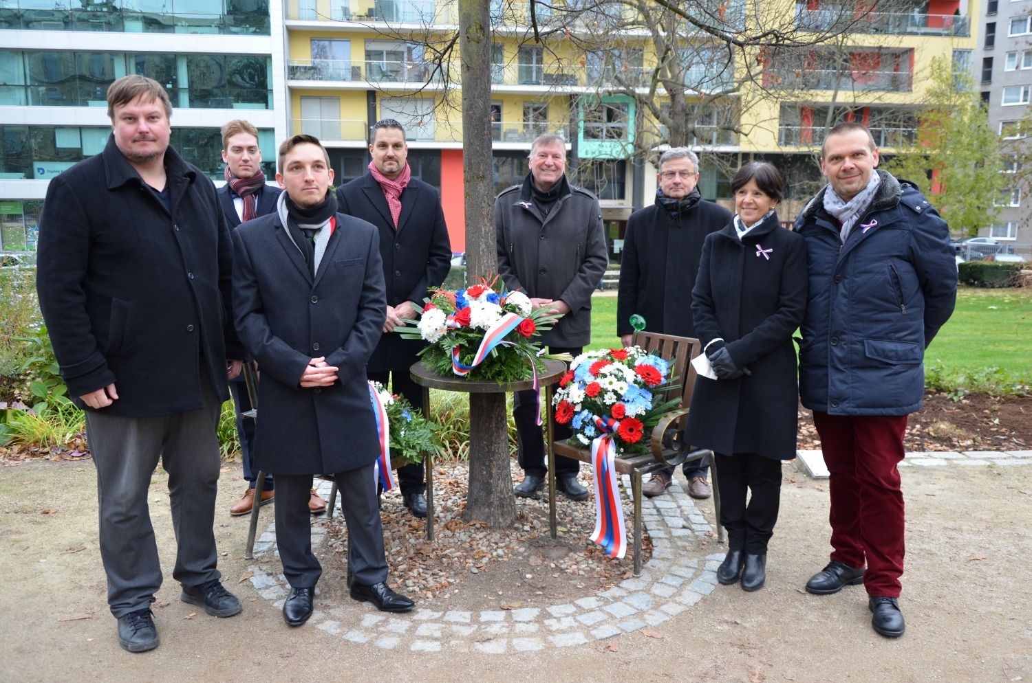 U Lavičky Václava Havla v Šafaříkových sadech a následně u Památníku obětem komunistického teroru na Anglickém nábřeží si město Plzeň připomnělo události 17. listopadu z let 1939 a 1989. Plzeň se v letošním roce připojila k výzvě neziskové organizace Díky, že můžem! a přesně v 17:11 hodin se rozsvítily významné plzeňské budovy a místa v barvách české trikolóry. Do modré, červené a bílé barvy se zbarvila plzeňská radnice, zeď v Mlýnské strouze, budova plzeňské konzervatoře, Měšťanská beseda, Nové divadlo DJKT, historická brána Plzeňského Prazdroje, řada středních škol a gymnázií nebo DEPO2015. (foto: E.Kriegerová/R.Muchka 17.11.2021)
