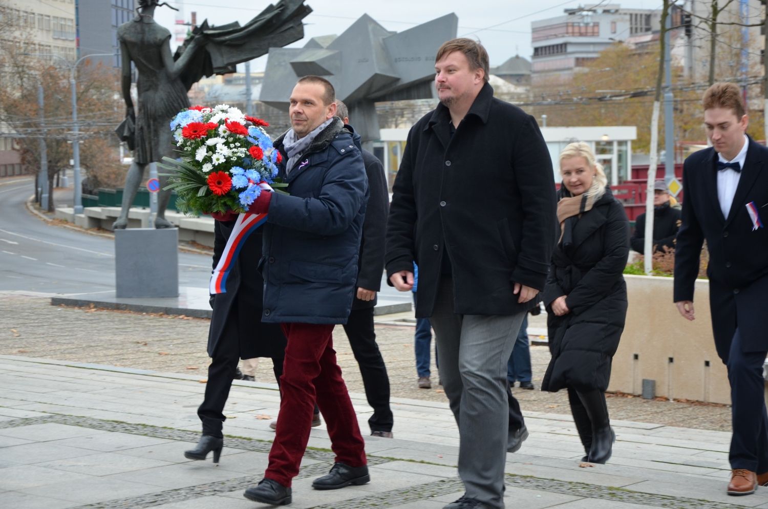 U Lavičky Václava Havla v Šafaříkových sadech a následně u Památníku obětem komunistického teroru na Anglickém nábřeží si město Plzeň připomnělo události 17. listopadu z let 1939 a 1989. Plzeň se v letošním roce připojila k výzvě neziskové organizace Díky, že můžem! a přesně v 17:11 hodin se rozsvítily významné plzeňské budovy a místa v barvách české trikolóry. Do modré, červené a bílé barvy se zbarvila plzeňská radnice, zeď v Mlýnské strouze, budova plzeňské konzervatoře, Měšťanská beseda, Nové divadlo DJKT, historická brána Plzeňského Prazdroje, řada středních škol a gymnázií nebo DEPO2015. (foto: E.Kriegerová/R.Muchka 17.11.2021)