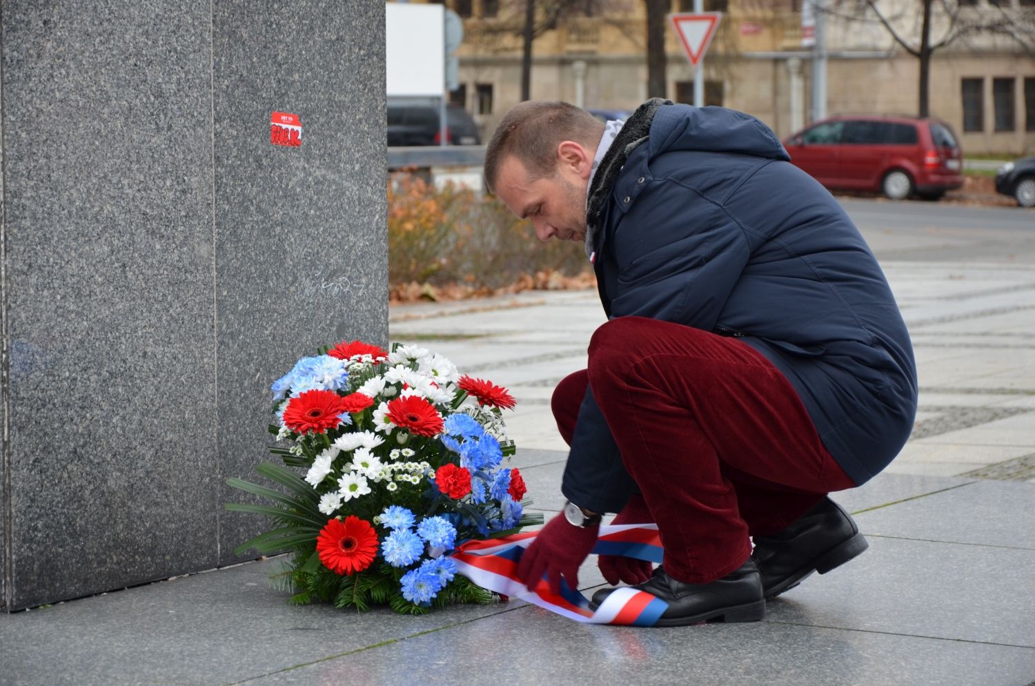 U Lavičky Václava Havla v Šafaříkových sadech a následně u Památníku obětem komunistického teroru na Anglickém nábřeží si město Plzeň připomnělo události 17. listopadu z let 1939 a 1989. Plzeň se v letošním roce připojila k výzvě neziskové organizace Díky, že můžem! a přesně v 17:11 hodin se rozsvítily významné plzeňské budovy a místa v barvách české trikolóry. Do modré, červené a bílé barvy se zbarvila plzeňská radnice, zeď v Mlýnské strouze, budova plzeňské konzervatoře, Měšťanská beseda, Nové divadlo DJKT, historická brána Plzeňského Prazdroje, řada středních škol a gymnázií nebo DEPO2015. (foto: E.Kriegerová/R.Muchka 17.11.2021)