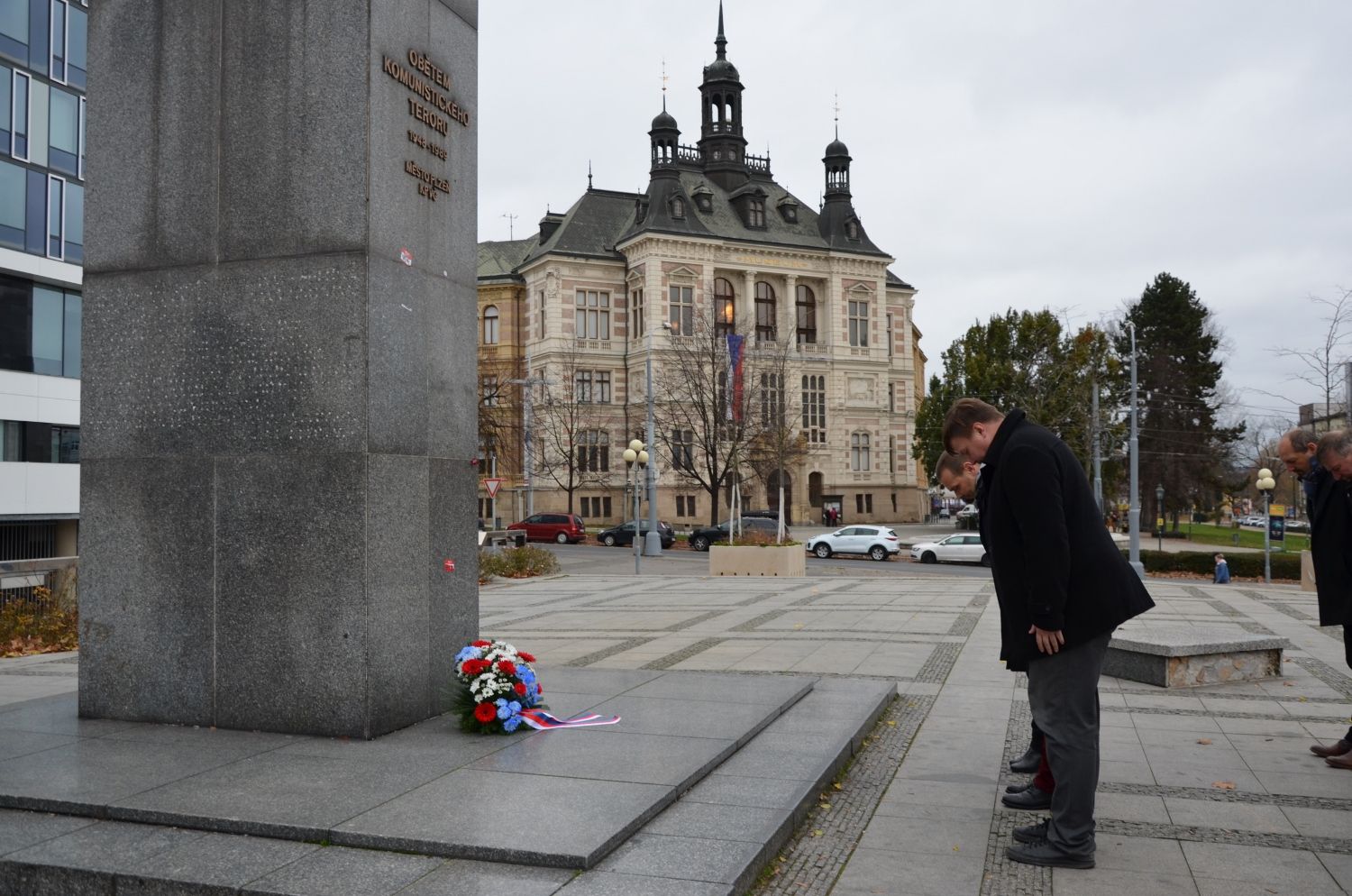 U Lavičky Václava Havla v Šafaříkových sadech a následně u Památníku obětem komunistického teroru na Anglickém nábřeží si město Plzeň připomnělo události 17. listopadu z let 1939 a 1989. Plzeň se v letošním roce připojila k výzvě neziskové organizace Díky, že můžem! a přesně v 17:11 hodin se rozsvítily významné plzeňské budovy a místa v barvách české trikolóry. Do modré, červené a bílé barvy se zbarvila plzeňská radnice, zeď v Mlýnské strouze, budova plzeňské konzervatoře, Měšťanská beseda, Nové divadlo DJKT, historická brána Plzeňského Prazdroje, řada středních škol a gymnázií nebo DEPO2015. (foto: E.Kriegerová/R.Muchka 17.11.2021)