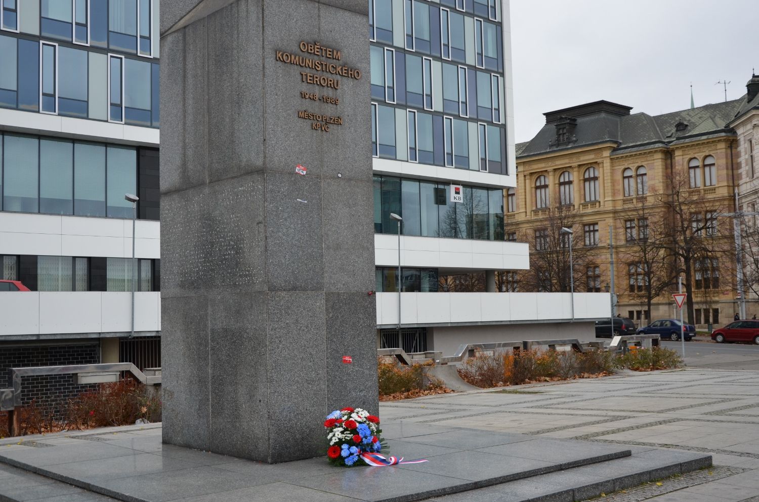 U Lavičky Václava Havla v Šafaříkových sadech a následně u Památníku obětem komunistického teroru na Anglickém nábřeží si město Plzeň připomnělo události 17. listopadu z let 1939 a 1989. Plzeň se v letošním roce připojila k výzvě neziskové organizace Díky, že můžem! a přesně v 17:11 hodin se rozsvítily významné plzeňské budovy a místa v barvách české trikolóry. Do modré, červené a bílé barvy se zbarvila plzeňská radnice, zeď v Mlýnské strouze, budova plzeňské konzervatoře, Měšťanská beseda, Nové divadlo DJKT, historická brána Plzeňského Prazdroje, řada středních škol a gymnázií nebo DEPO2015. (foto: E.Kriegerová/R.Muchka 17.11.2021)