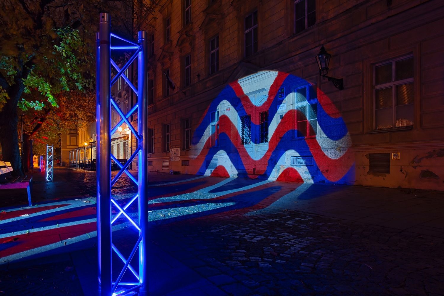 U Lavičky Václava Havla v Šafaříkových sadech a následně u Památníku obětem komunistického teroru na Anglickém nábřeží si město Plzeň připomnělo události 17. listopadu z let 1939 a 1989. Plzeň se v letošním roce připojila k výzvě neziskové organizace Díky, že můžem! a přesně v 17:11 hodin se rozsvítily významné plzeňské budovy a místa v barvách české trikolóry. Do modré, červené a bílé barvy se zbarvila plzeňská radnice, zeď v Mlýnské strouze, budova plzeňské konzervatoře, Měšťanská beseda, Nové divadlo DJKT, historická brána Plzeňského Prazdroje, řada středních škol a gymnázií nebo DEPO2015. (foto: E.Kriegerová/R.Muchka 17.11.2021)