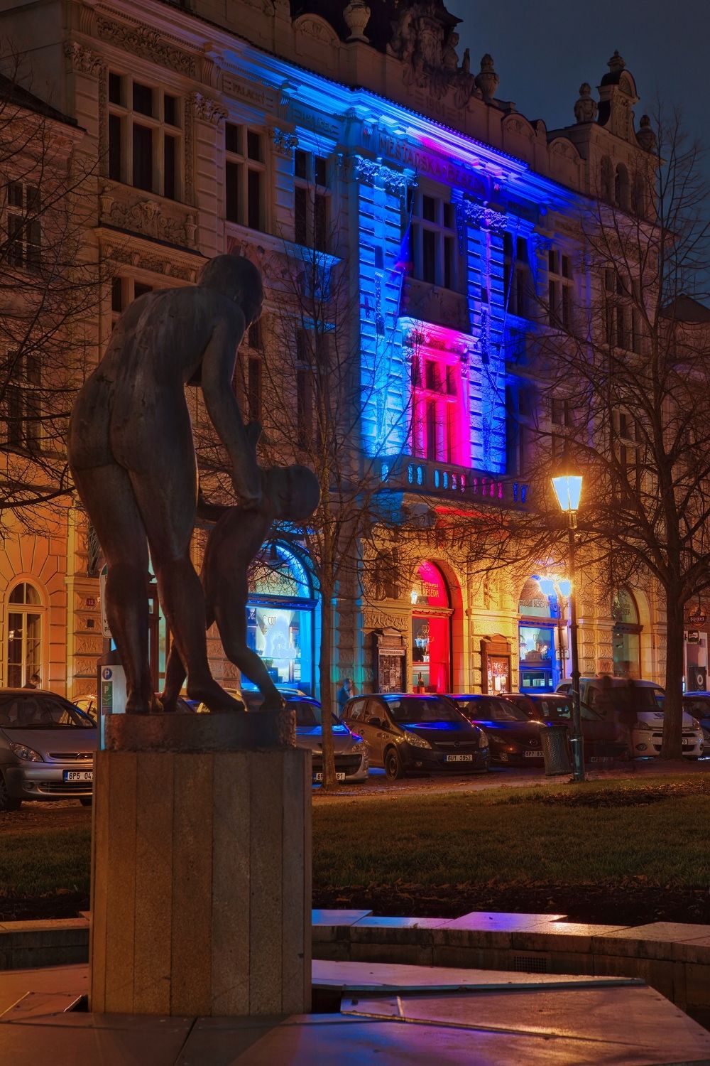 U Lavičky Václava Havla v Šafaříkových sadech a následně u Památníku obětem komunistického teroru na Anglickém nábřeží si město Plzeň připomnělo události 17. listopadu z let 1939 a 1989. Plzeň se v letošním roce připojila k výzvě neziskové organizace Díky, že můžem! a přesně v 17:11 hodin se rozsvítily významné plzeňské budovy a místa v barvách české trikolóry. Do modré, červené a bílé barvy se zbarvila plzeňská radnice, zeď v Mlýnské strouze, budova plzeňské konzervatoře, Měšťanská beseda, Nové divadlo DJKT, historická brána Plzeňského Prazdroje, řada středních škol a gymnázií nebo DEPO2015. (foto: E.Kriegerová/R.Muchka 17.11.2021)