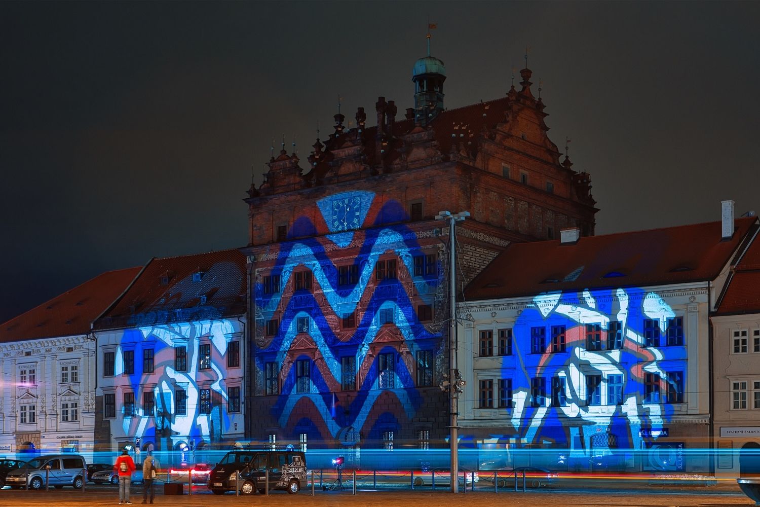 U Lavičky Václava Havla v Šafaříkových sadech a následně u Památníku obětem komunistického teroru na Anglickém nábřeží si město Plzeň připomnělo události 17. listopadu z let 1939 a 1989. Plzeň se v letošním roce připojila k výzvě neziskové organizace Díky, že můžem! a přesně v 17:11 hodin se rozsvítily významné plzeňské budovy a místa v barvách české trikolóry. Do modré, červené a bílé barvy se zbarvila plzeňská radnice, zeď v Mlýnské strouze, budova plzeňské konzervatoře, Měšťanská beseda, Nové divadlo DJKT, historická brána Plzeňského Prazdroje, řada středních škol a gymnázií nebo DEPO2015. (foto: E.Kriegerová/R.Muchka 17.11.2021)
