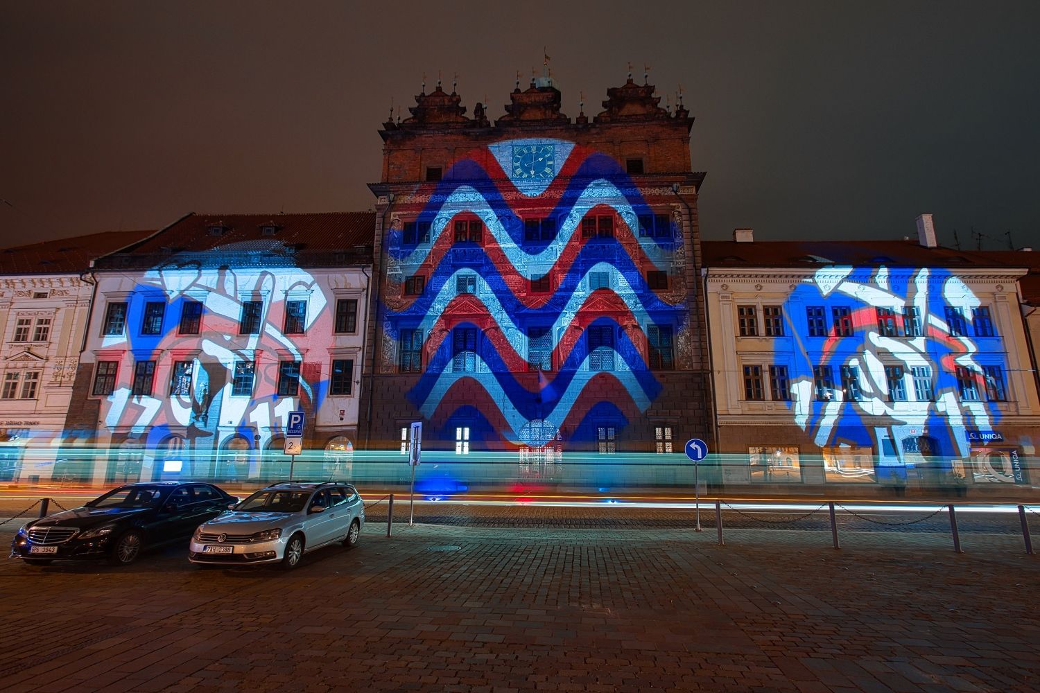 U Lavičky Václava Havla v Šafaříkových sadech a následně u Památníku obětem komunistického teroru na Anglickém nábřeží si město Plzeň připomnělo události 17. listopadu z let 1939 a 1989. Plzeň se v letošním roce připojila k výzvě neziskové organizace Díky, že můžem! a přesně v 17:11 hodin se rozsvítily významné plzeňské budovy a místa v barvách české trikolóry. Do modré, červené a bílé barvy se zbarvila plzeňská radnice, zeď v Mlýnské strouze, budova plzeňské konzervatoře, Měšťanská beseda, Nové divadlo DJKT, historická brána Plzeňského Prazdroje, řada středních škol a gymnázií nebo DEPO2015. (foto: E.Kriegerová/R.Muchka 17.11.2021)