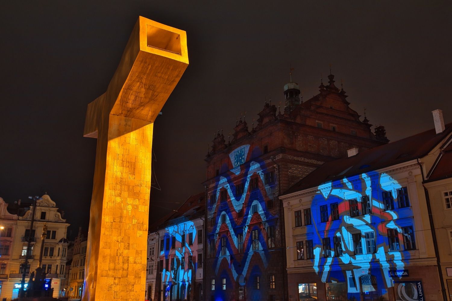 U Lavičky Václava Havla v Šafaříkových sadech a následně u Památníku obětem komunistického teroru na Anglickém nábřeží si město Plzeň připomnělo události 17. listopadu z let 1939 a 1989. Plzeň se v letošním roce připojila k výzvě neziskové organizace Díky, že můžem! a přesně v 17:11 hodin se rozsvítily významné plzeňské budovy a místa v barvách české trikolóry. Do modré, červené a bílé barvy se zbarvila plzeňská radnice, zeď v Mlýnské strouze, budova plzeňské konzervatoře, Měšťanská beseda, Nové divadlo DJKT, historická brána Plzeňského Prazdroje, řada středních škol a gymnázií nebo DEPO2015. (foto: E.Kriegerová/R.Muchka 17.11.2021)