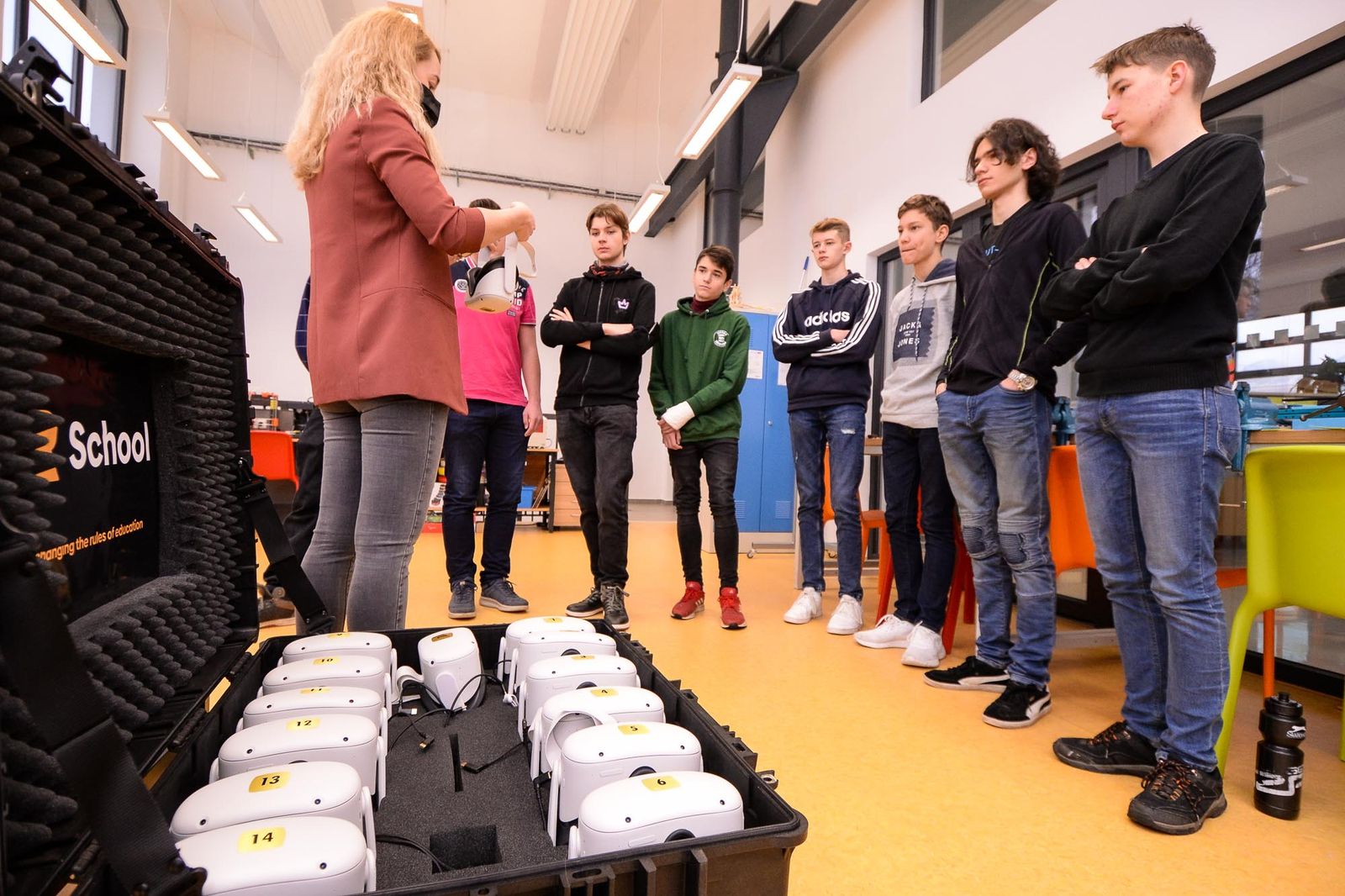 Plzeňští školáci podnikli exkurzi do vesmíru, nebezpečný chemický pokus s pomocí virtuální reality (foto: M. Pecuch, 30.11.2021)