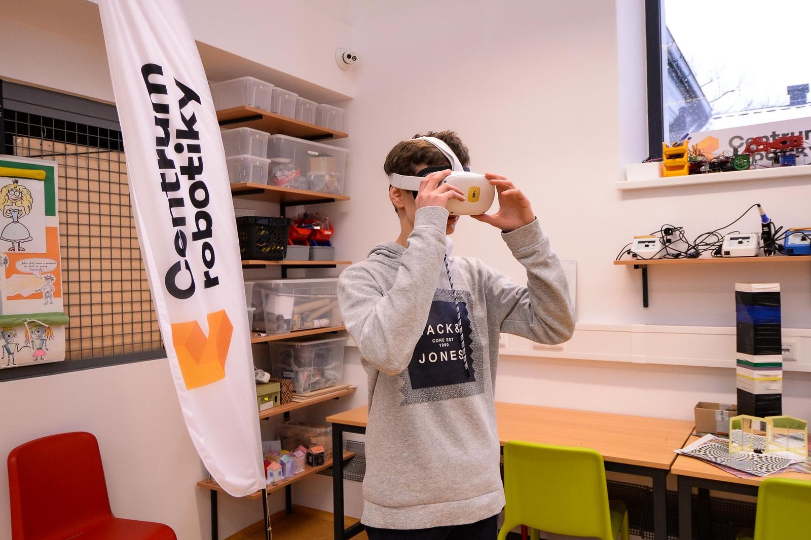 Plzeňští školáci podnikli exkurzi do vesmíru, nebezpečný chemický pokus s pomocí virtuální reality (foto: M. Pecuch, 30.11.2021)