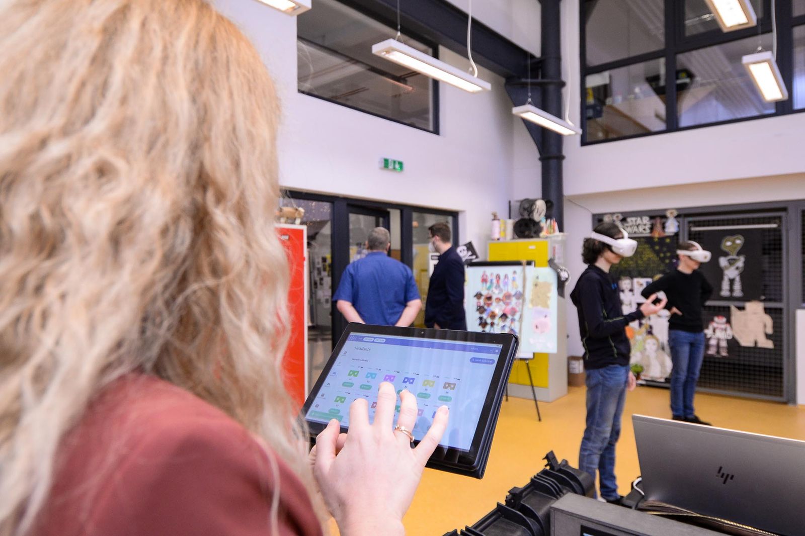 Plzeňští školáci podnikli exkurzi do vesmíru, nebezpečný chemický pokus s pomocí virtuální reality (foto: M. Pecuch, 30.11.2021)