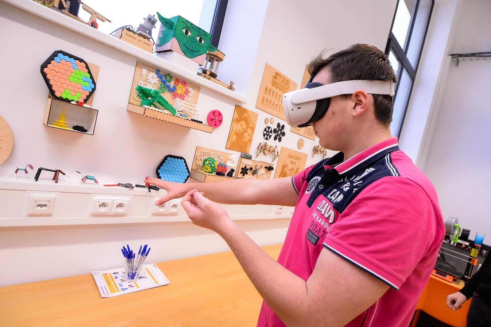 Plzeňští školáci podnikli exkurzi do vesmíru, nebezpečný chemický pokus s pomocí virtuální reality (foto: M. Pecuch, 30.11.2021)