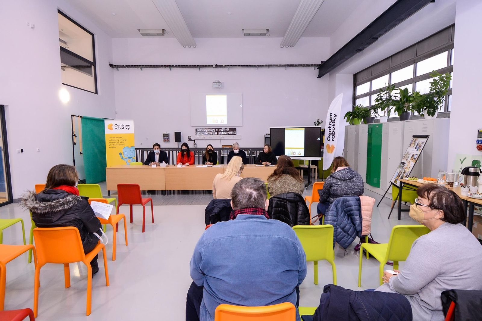 Plzeňští školáci podnikli exkurzi do vesmíru, nebezpečný chemický pokus s pomocí virtuální reality (foto: M. Pecuch, 30.11.2021)