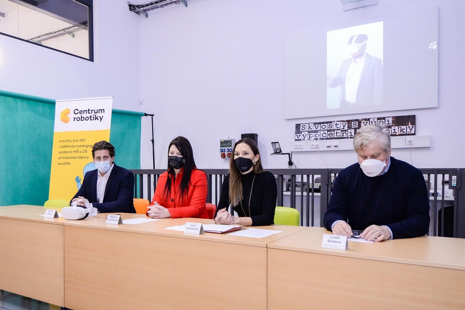 Plzeňští školáci podnikli exkurzi do vesmíru, nebezpečný chemický pokus s pomocí virtuální reality (foto: M. Pecuch, 30.11.2021)