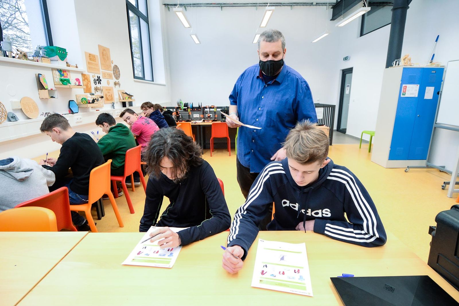 Plzeňští školáci podnikli exkurzi do vesmíru, nebezpečný chemický pokus s pomocí virtuální reality (foto: M. Pecuch, 30.11.2021)