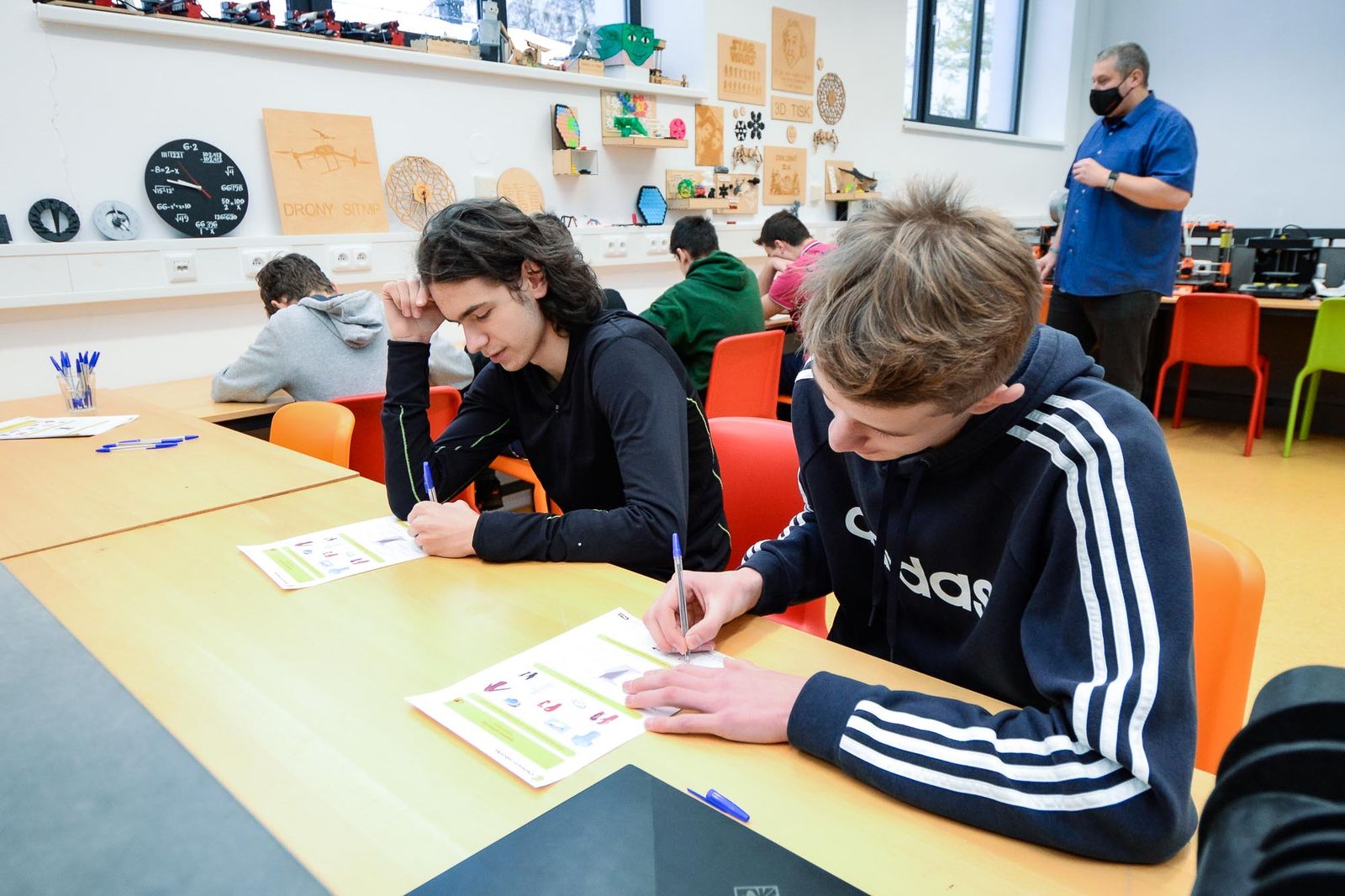 Plzeňští školáci podnikli exkurzi do vesmíru, nebezpečný chemický pokus s pomocí virtuální reality (foto: M. Pecuch, 30.11.2021)