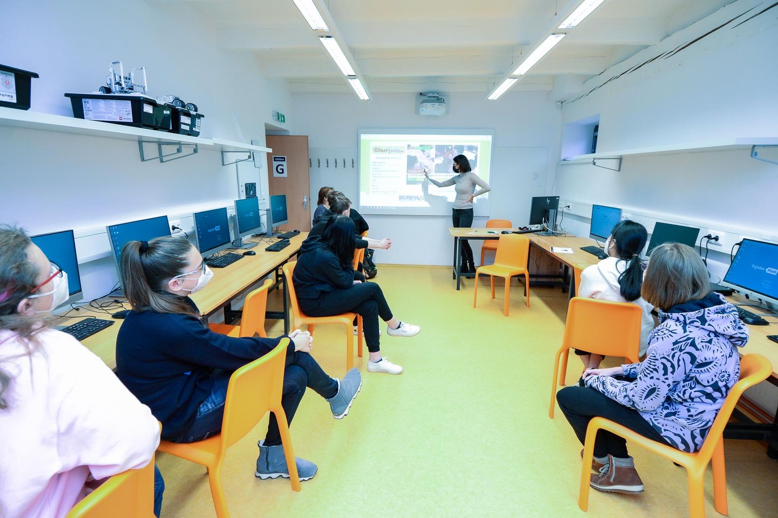 Plzeňští školáci podnikli exkurzi do vesmíru, nebezpečný chemický pokus s pomocí virtuální reality (foto: M. Pecuch, 30.11.2021)