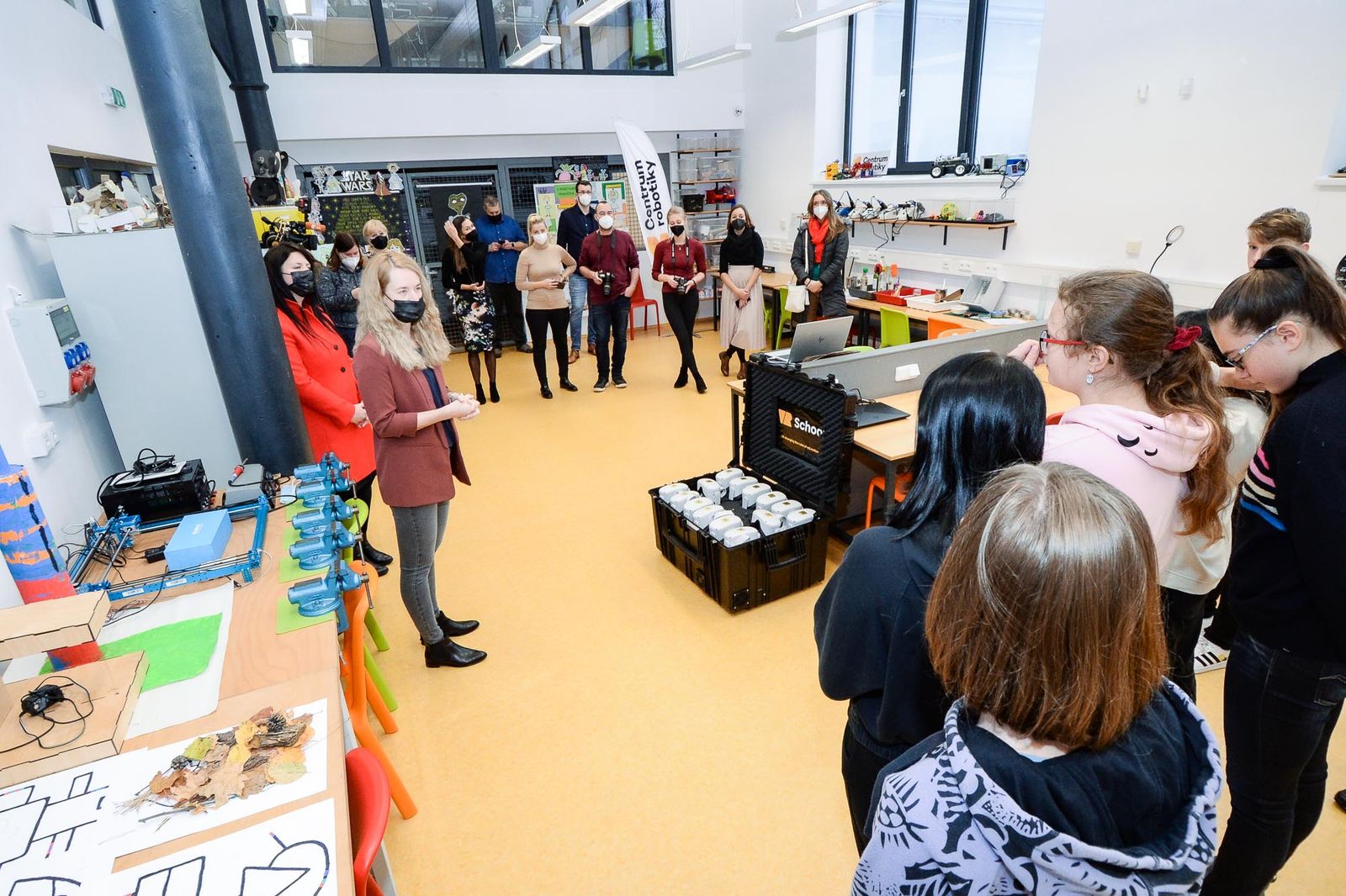 Plzeňští školáci podnikli exkurzi do vesmíru, nebezpečný chemický pokus s pomocí virtuální reality (foto: M. Pecuch, 30.11.2021)