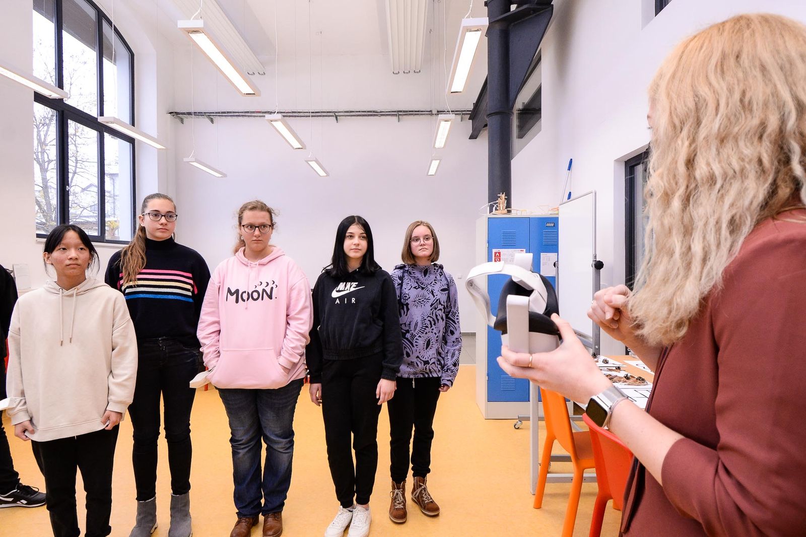 Plzeňští školáci podnikli exkurzi do vesmíru, nebezpečný chemický pokus s pomocí virtuální reality (foto: M. Pecuch, 30.11.2021)