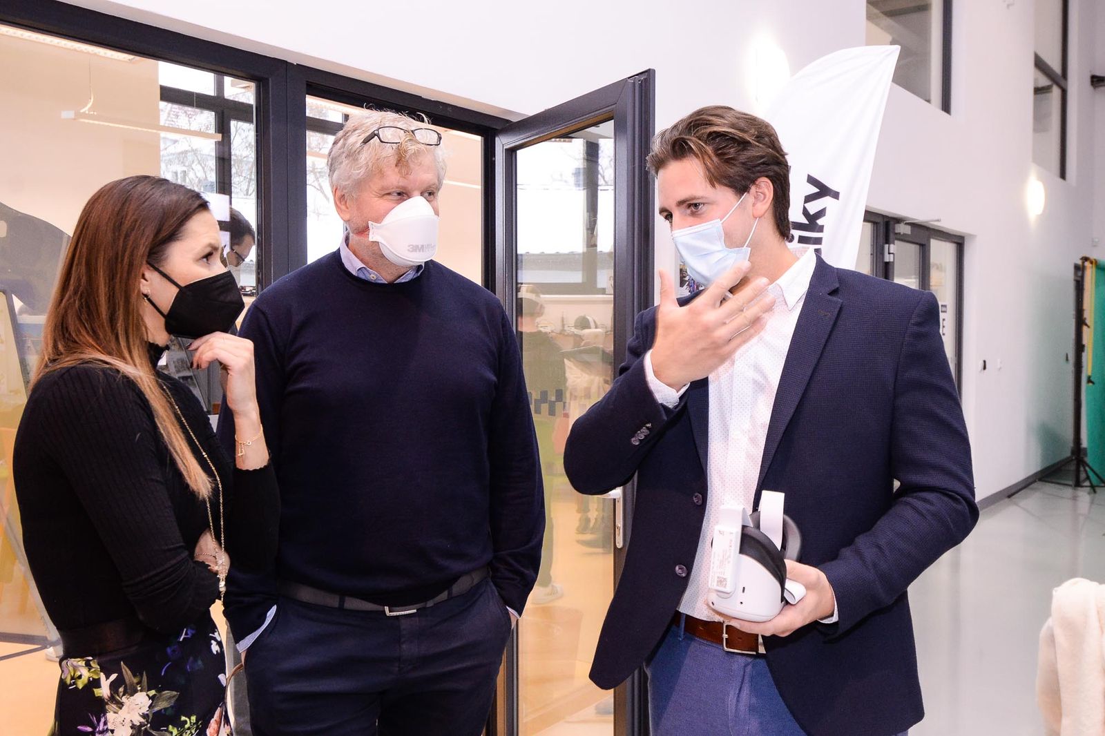 Plzeňští školáci podnikli exkurzi do vesmíru, nebezpečný chemický pokus s pomocí virtuální reality (foto: M. Pecuch, 30.11.2021)