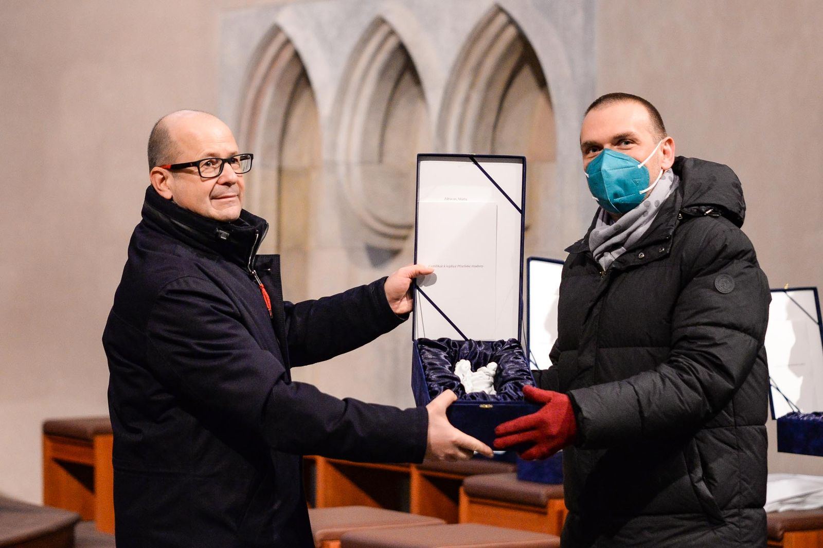 Primátor Martin Baxa převzal v katedrále sv. Bartoloměje repliku Plzeňské madony (foto: M. Pecuch, 3.12.2021)