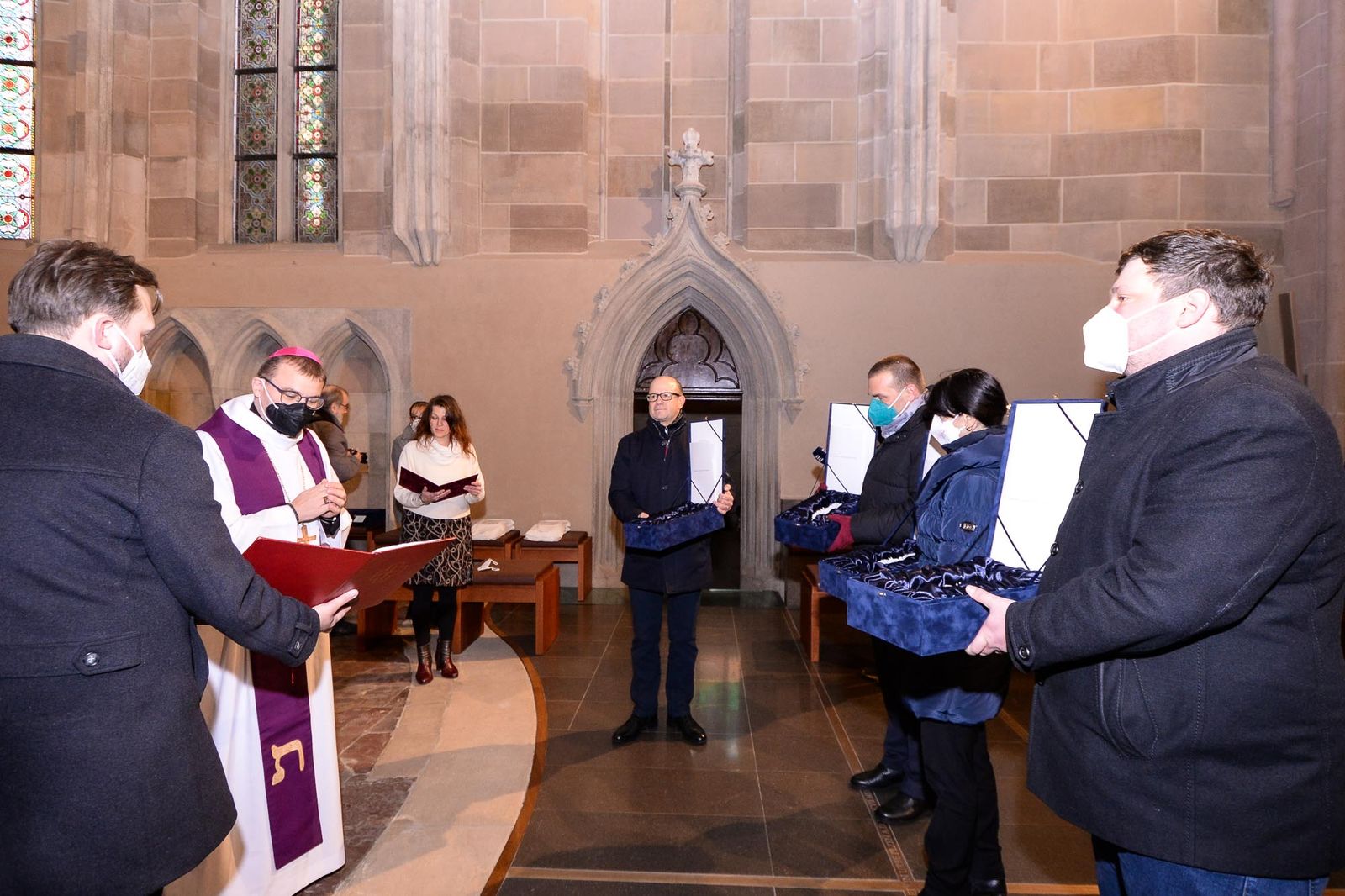 Primátor Martin Baxa převzal v katedrále sv. Bartoloměje repliku Plzeňské madony (foto: M. Pecuch, 3.12.2021)