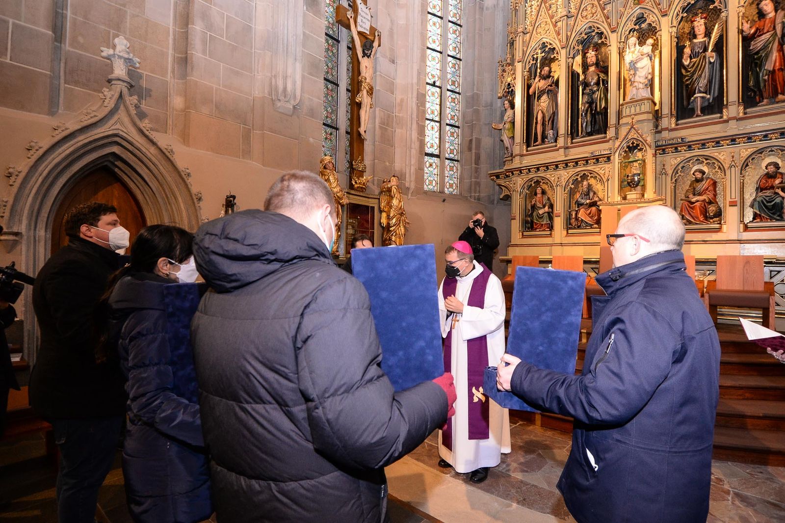 Primátor Martin Baxa převzal v katedrále sv. Bartoloměje repliku Plzeňské madony (foto: M. Pecuch, 3.12.2021)