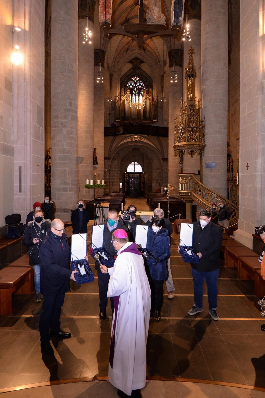 Primátor Martin Baxa převzal v katedrále sv. Bartoloměje repliku Plzeňské madony (foto: M. Pecuch, 3.12.2021)
