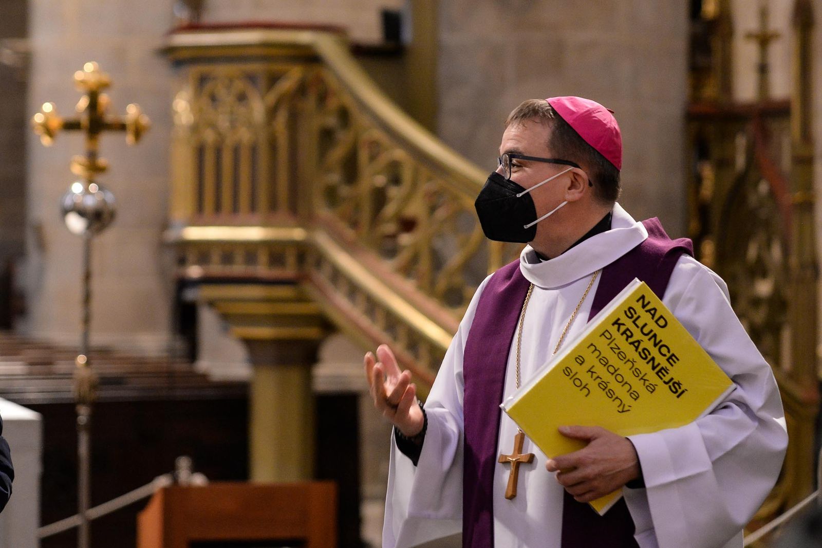 Primátor Martin Baxa převzal v katedrále sv. Bartoloměje repliku Plzeňské madony (foto: M. Pecuch, 3.12.2021)