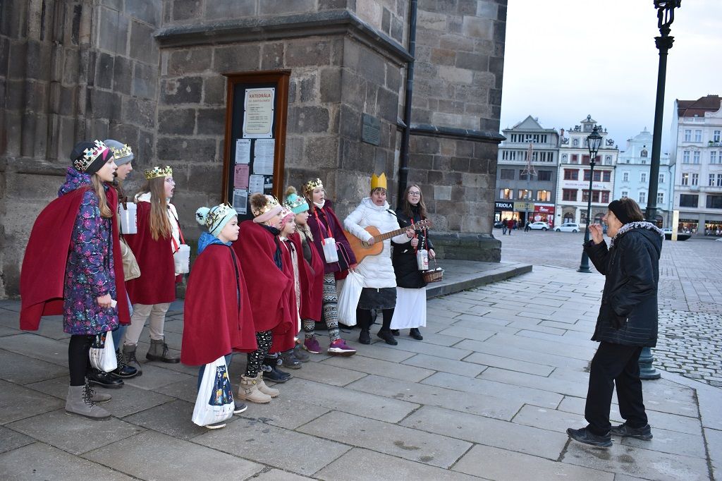 V katedrále svatého Bartoloměje se sešli koledníci - byla zahájena Tříkrálová sbírka (foto: H. Josefová, 3.1.2022)
