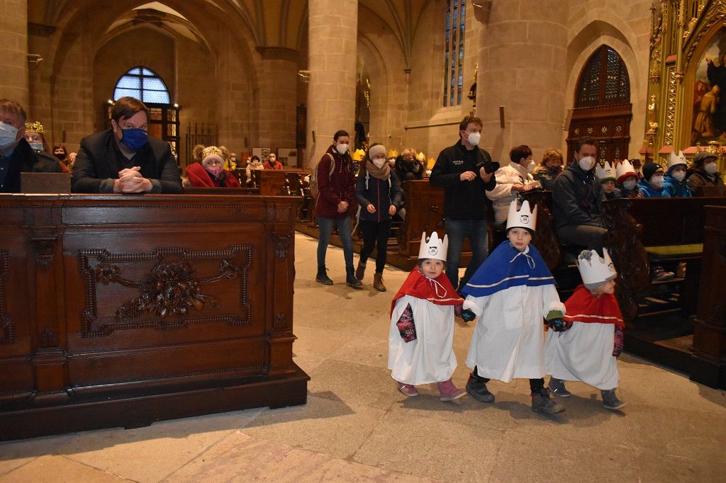 V katedrále svatého Bartoloměje se sešli koledníci - byla zahájena Tříkrálová sbírka (foto: H. Josefová, 3.1.2022)