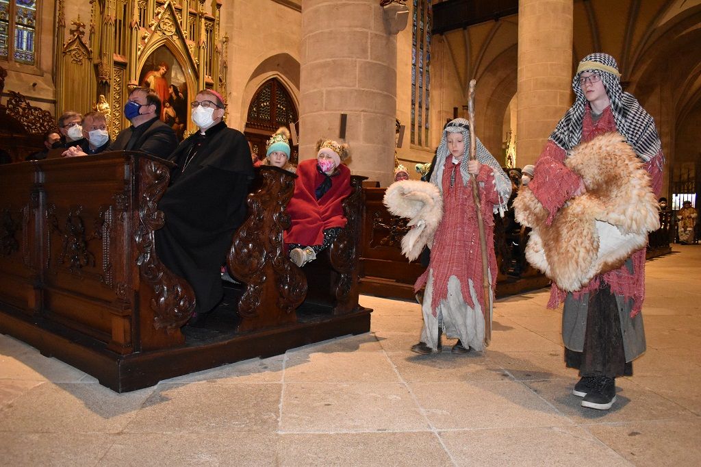 V katedrále svatého Bartoloměje se sešli koledníci - byla zahájena Tříkrálová sbírka (foto: H. Josefová, 3.1.2022)