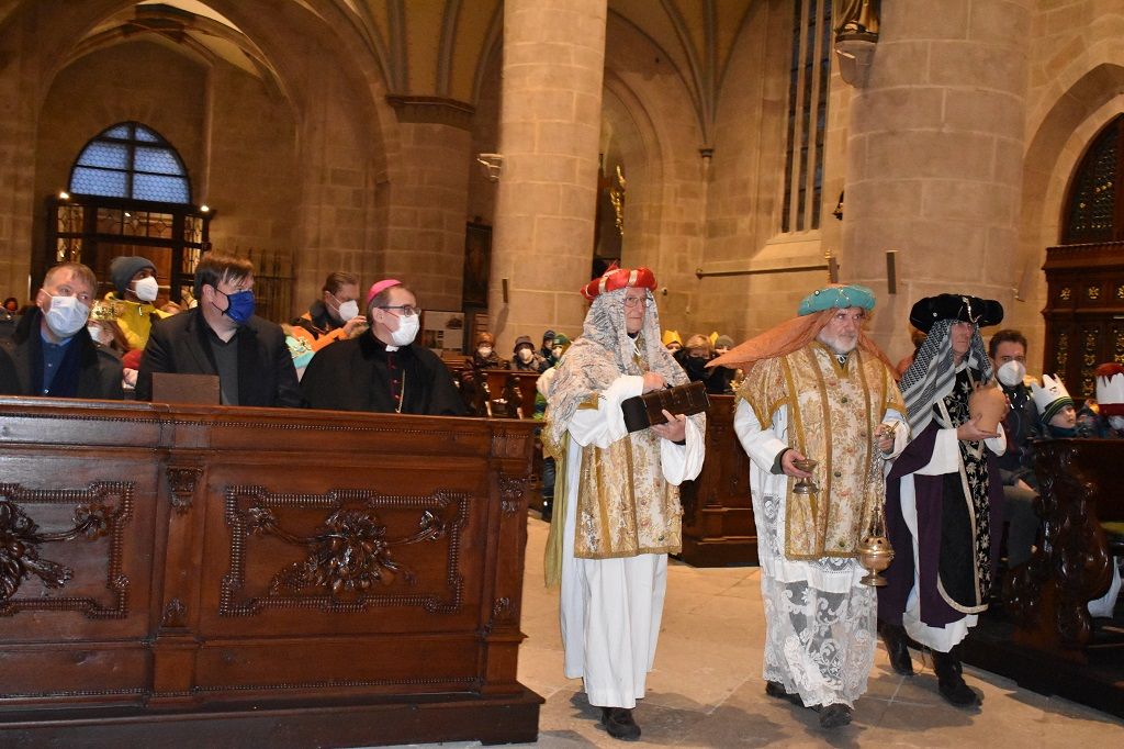 V katedrále svatého Bartoloměje se sešli koledníci - byla zahájena Tříkrálová sbírka (foto: H. Josefová, 3.1.2022)