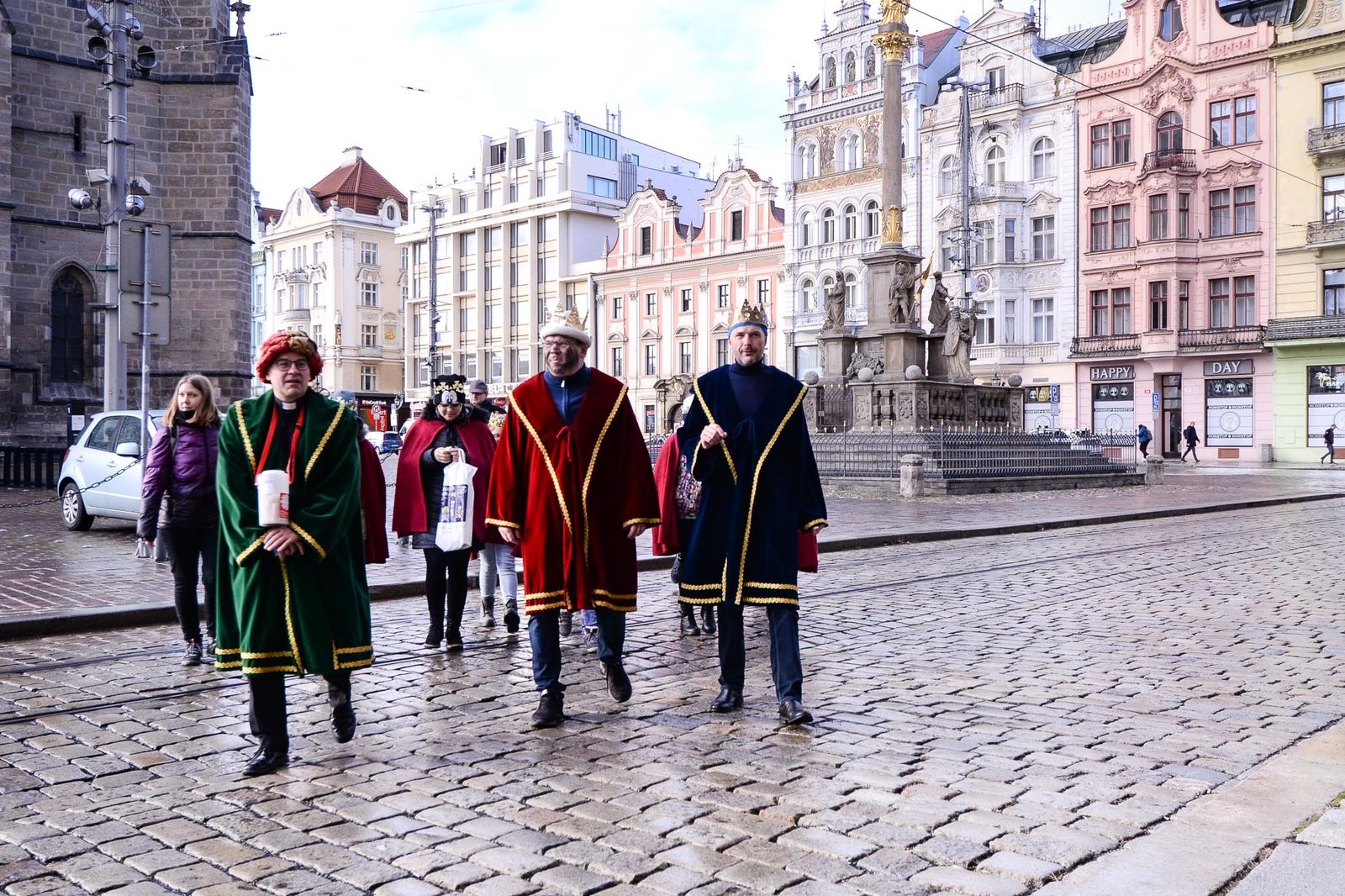 Radní města Plzně David Šlouf spolu s biskupem Tomášem Holubem a náměstkem hejtmanky Josefem Bernardem koledovali jako Tři králové (foto: M. Pecuch, 6.1.2022)