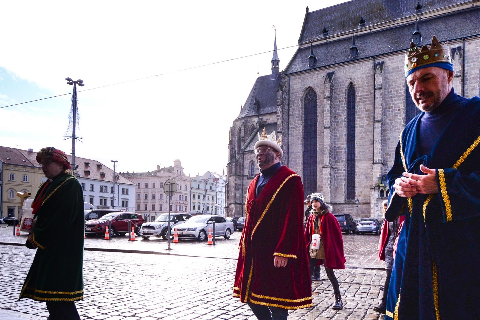Radní města Plzně David Šlouf spolu s biskupem Tomášem Holubem a náměstkem hejtmanky Josefem Bernardem koledovali jako Tři králové (foto: M. Pecuch, 6.1.2022)