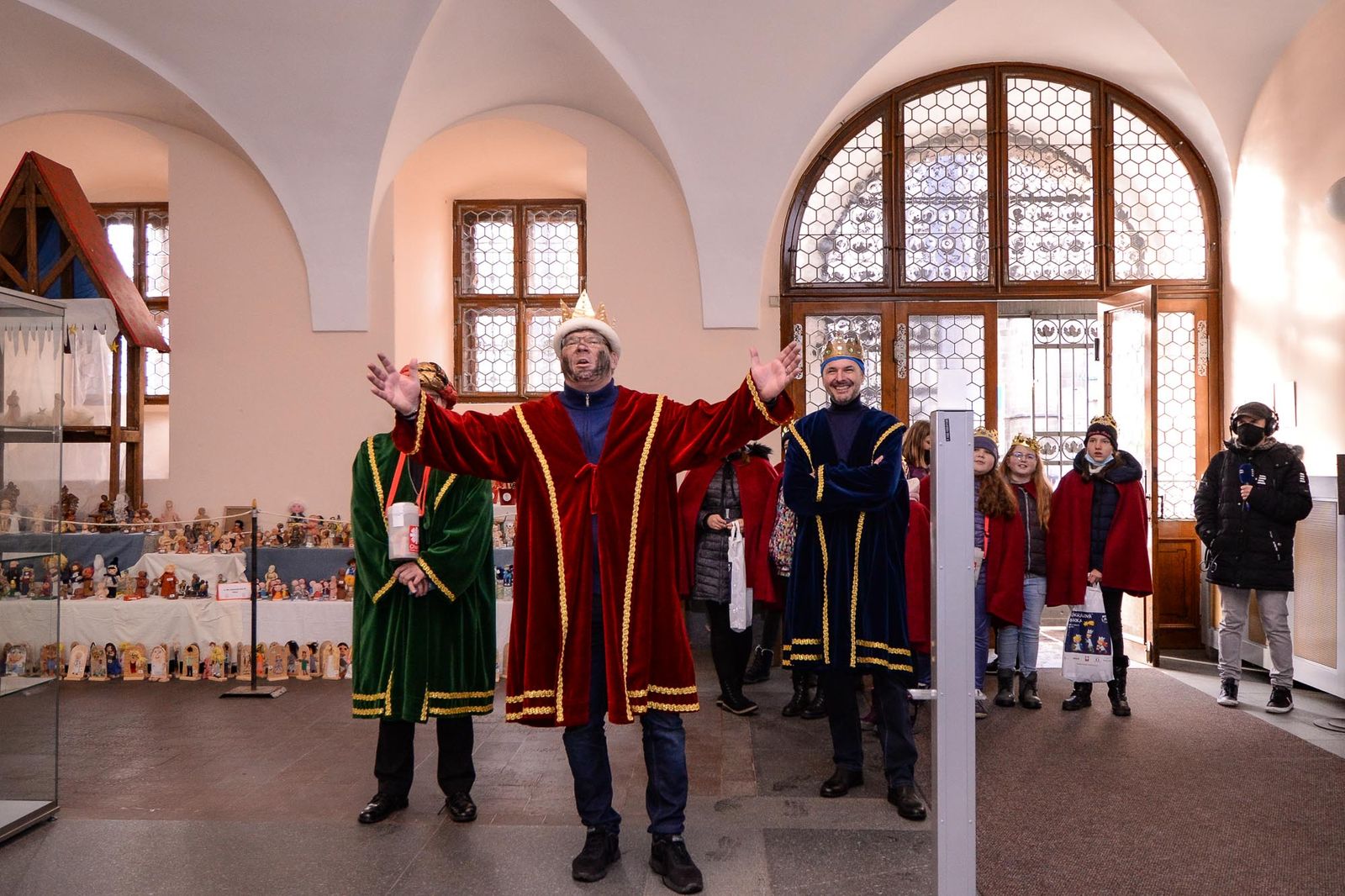 Radní města Plzně David Šlouf spolu s biskupem Tomášem Holubem a náměstkem hejtmanky Josefem Bernardem koledovali jako Tři králové