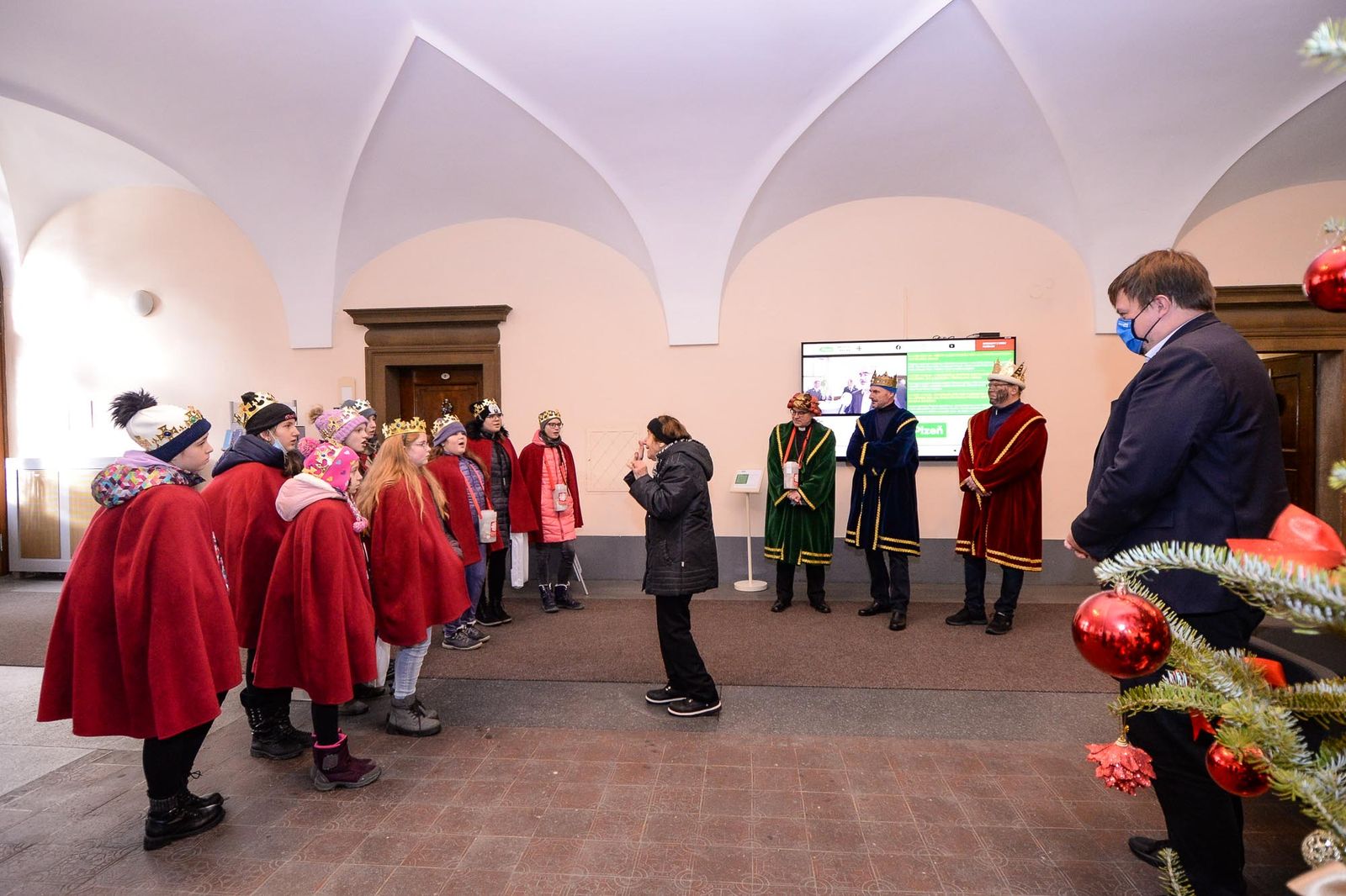 Radní města Plzně David Šlouf spolu s biskupem Tomášem Holubem a náměstkem hejtmanky Josefem Bernardem koledovali jako Tři králové (foto: M. Pecuch, 6.1.2022)