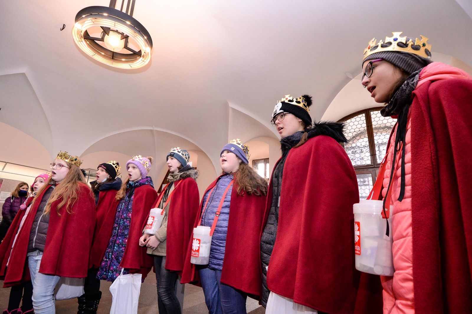 Radní města Plzně David Šlouf spolu s biskupem Tomášem Holubem a náměstkem hejtmanky Josefem Bernardem koledovali jako Tři králové (foto: M. Pecuch, 6.1.2022)